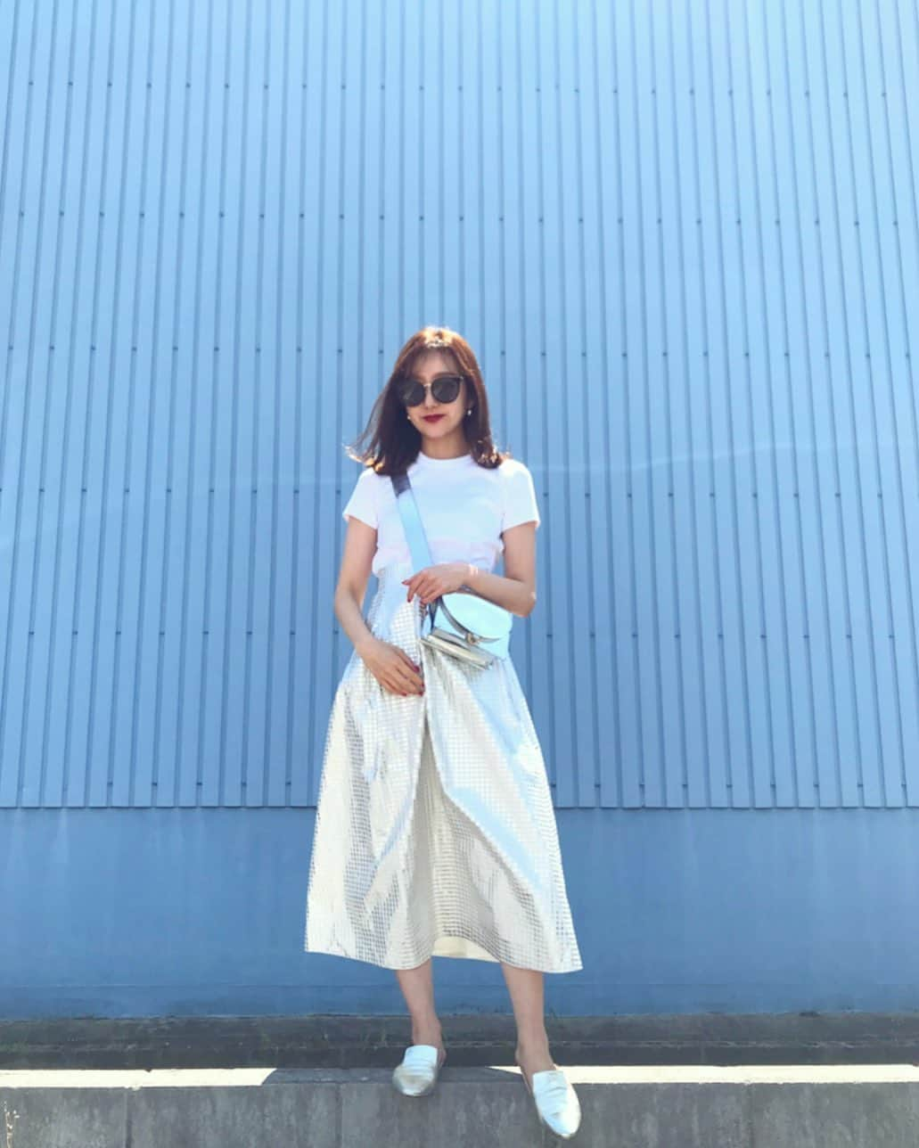 西村彩香さんのインスタグラム写真 - (西村彩香Instagram)「. silver✖︎white🐭💙 . . tshirt#uniqlo @uniqlo  skirt#gracecontinental @grace_continental.div  shoes#fabiorusconi @fabiorusconi_japan  bag#sacai @sacaiofficial」5月11日 21時07分 - leimoni_n