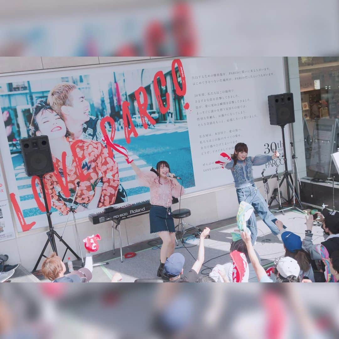 夏目樹里さんのインスタグラム写真 - (夏目樹里Instagram)「#栄ミナミ音楽祭 at パルコ西館前 AZURE♯ライブ🌞暑い中の熱い応援🔥ありがとうございました〜❣️🤩 . 今日ラストライブなのかな⁉️🤣っていうくらい皆が駆けつけてくれて🥺👏✨ たくさんの出逢いを私たちにくれた、栄ミナミは特別なイベントです😂💕 . 個人的には皆勤賞継続が今後の目標のひとつになりそう😂✨ 名古屋の音楽シーンにへばり付き(笑) 1人でも多くの方の記憶の片隅に|ू•ω•)ﾁﾗｯ …と、活動できているのも、心強いメンバーAyaちゃん、アズシャポのおかげです✨ . かなち、里城さんも📸サポートありがとうございましたん🥰 #アズールシャープ #パルコ前 #フリーライブ #sakaon #Bright」5月11日 21時12分 - juri_azure