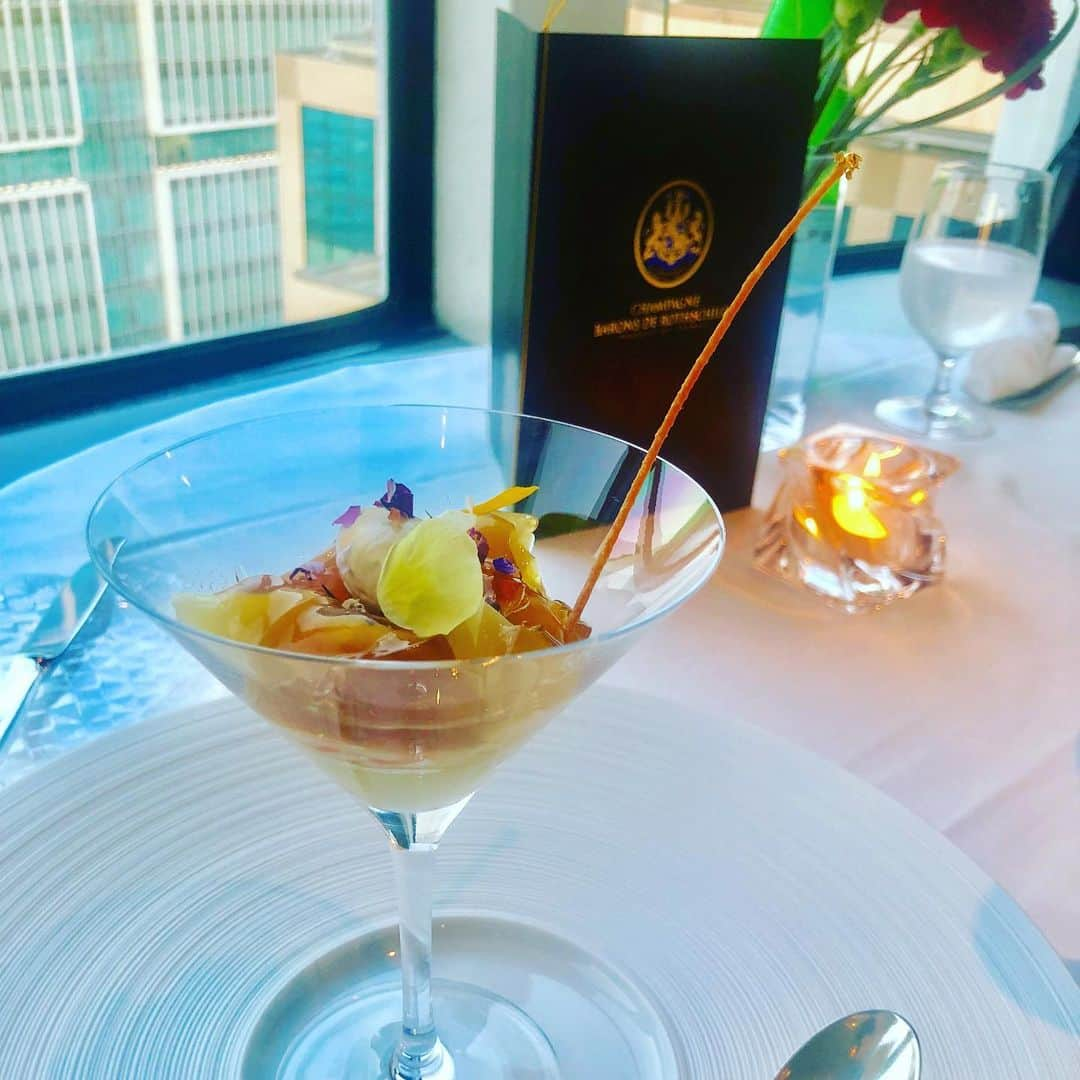 ホテル ニューオータニさんのインスタグラム写真 - (ホテル ニューオータニInstagram)「Tomorrow is Mother’s Day. Our main dining restaurant, #bellavista , offers a magnificent view of Tokyo from the top floor of the Garden Tower. Make your mom feel special with a feast for the eyes and the stomach! 明日は母の日ですね。ガーデンタワー40階の#ベッラヴィスタ では、見た目にも美しい料理の数々と最上階からの絶景をお愉しみいただけます。 ホテルニューオータニでは、特別な一日をより輝かせるお手伝いをさせて頂きます。 #母の日 #感謝の気持ち #レストラン #絶景 #最上階 #特別な日 #赤坂 #ホテルニューオータニ #tokyo #restaurant #mothersday #specialmoment #specialthanks #mom #feast #akasaka @hotelnewotanitokyo」5月11日 21時12分 - hotelnewotanitokyo