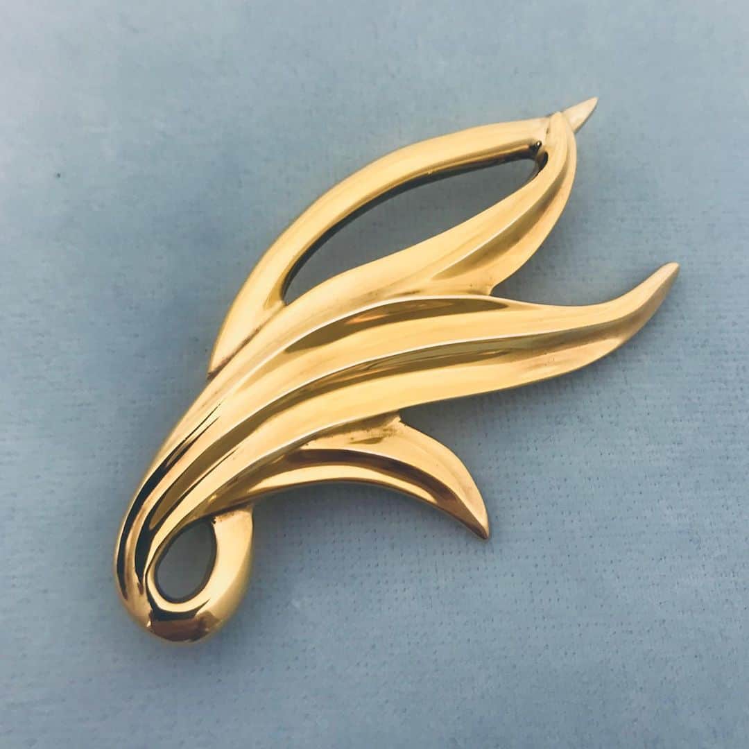 のインスタグラム：「¿Qué os parece este broche en plata vermeil de la colección Lirio de Mar?¡¡Feliz sábado a todos!!✨#JoaquinBerao #jewelry #jewelryaddict #jewelrydesign #handmade #JoaquinBeraoJapon #JoaquinBeraoMilan #JoaquinBeraoValencia」