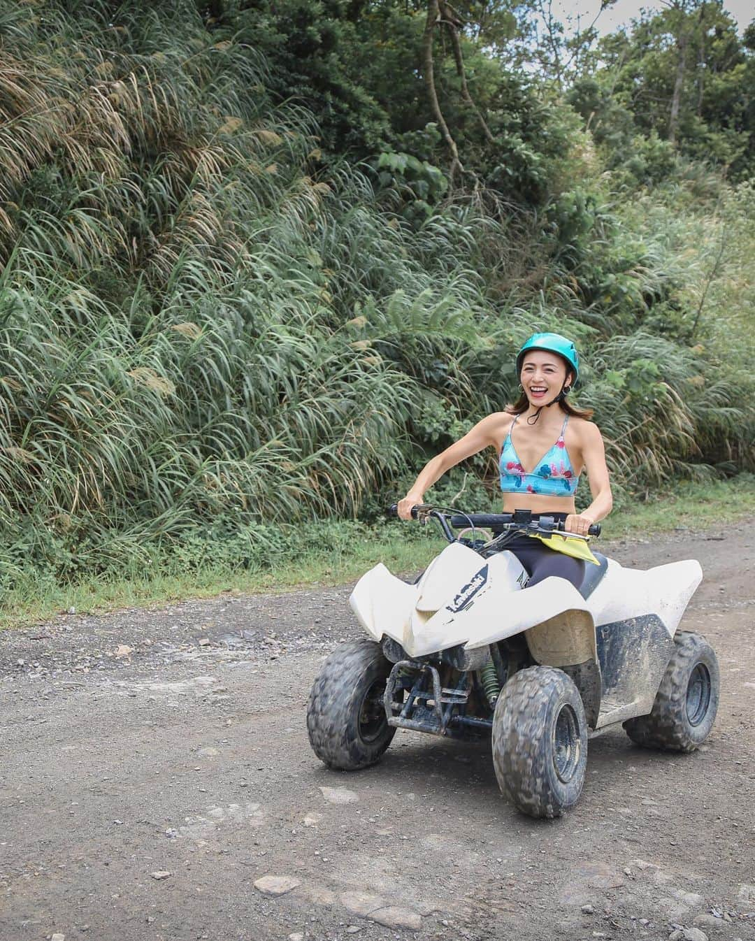 里見茜さんのインスタグラム写真 - (里見茜Instagram)「最高すぎる瞬間#buggy ジャングル大好き！！泥を浴びるとより楽しい。🤣🌳🌳 #okinawa#naturalbeautycamp#名護#沖縄ビューティーキャンプ#バギー#キレイモ#スリル満点#無邪気になれる#どきどきヤンバルンチャー」5月11日 21時16分 - satomiakane