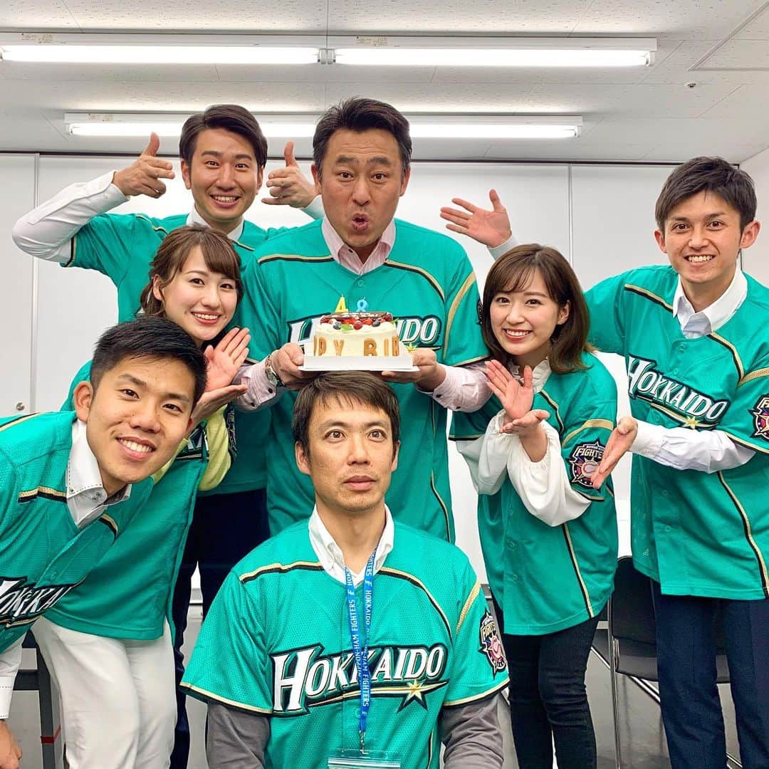 福田太郎のインスタグラム：「GUN48⚾️ 岩本さんお誕生日おめでとうございます🎂 年男の抱負は『一層色っぽい男になること』だそう🕺 笑いあり、深みありの野球解説はもちろんのこと、 イチモニのスタジオでも、沢山学ばせて貰っています！ 人に対してのリスペクトを持ち続け、 野球を愛してやまない岩本さん！ 健康第一で、素晴らしい一年をお過ごしください🔥  #ファイターズ 元エース #岩本勉 さん @gun18gun18  中継前、HTB出演陣でお祝いしました㊗️48歳 #ペッツ  #北海道日本ハムファイターズ 見事な連勝！ #杉浦稔大 投手 #大田泰示 選手 #ヒーローインタビュー ありがとうございました！ #驀進 #lovefighters #飛び出せ新時代」