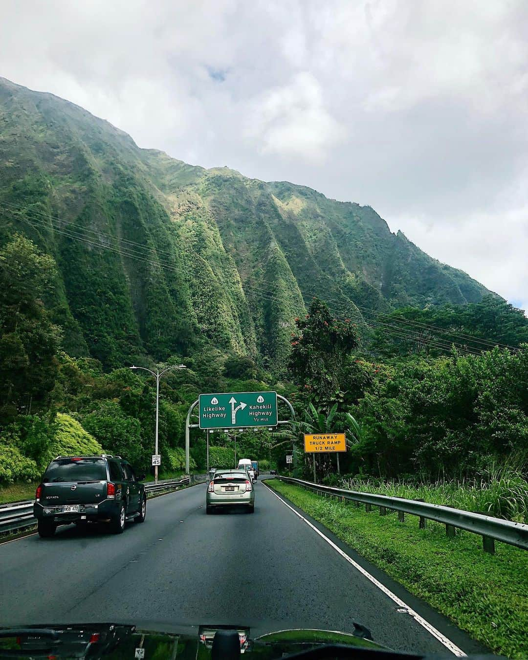 Julia Castroさんのインスタグラム写真 - (Julia CastroInstagram)「Because I Love Hawaii🧡💚💛 皆んな今行きたい国を教えて！ * #Hawaii #sheratonwaikiki  #honolulu #waikiki #waikikibeach #oahu  #waikikihotel #picture #sunset #nature #シェラトンワイキキ #ハワイ #シェラトン #ホテル #旅 #旅行 #夕日 #ワイキキ #ハワイ旅 #外国 #南国 #julistagram」5月11日 21時21分 - julia.c.0209