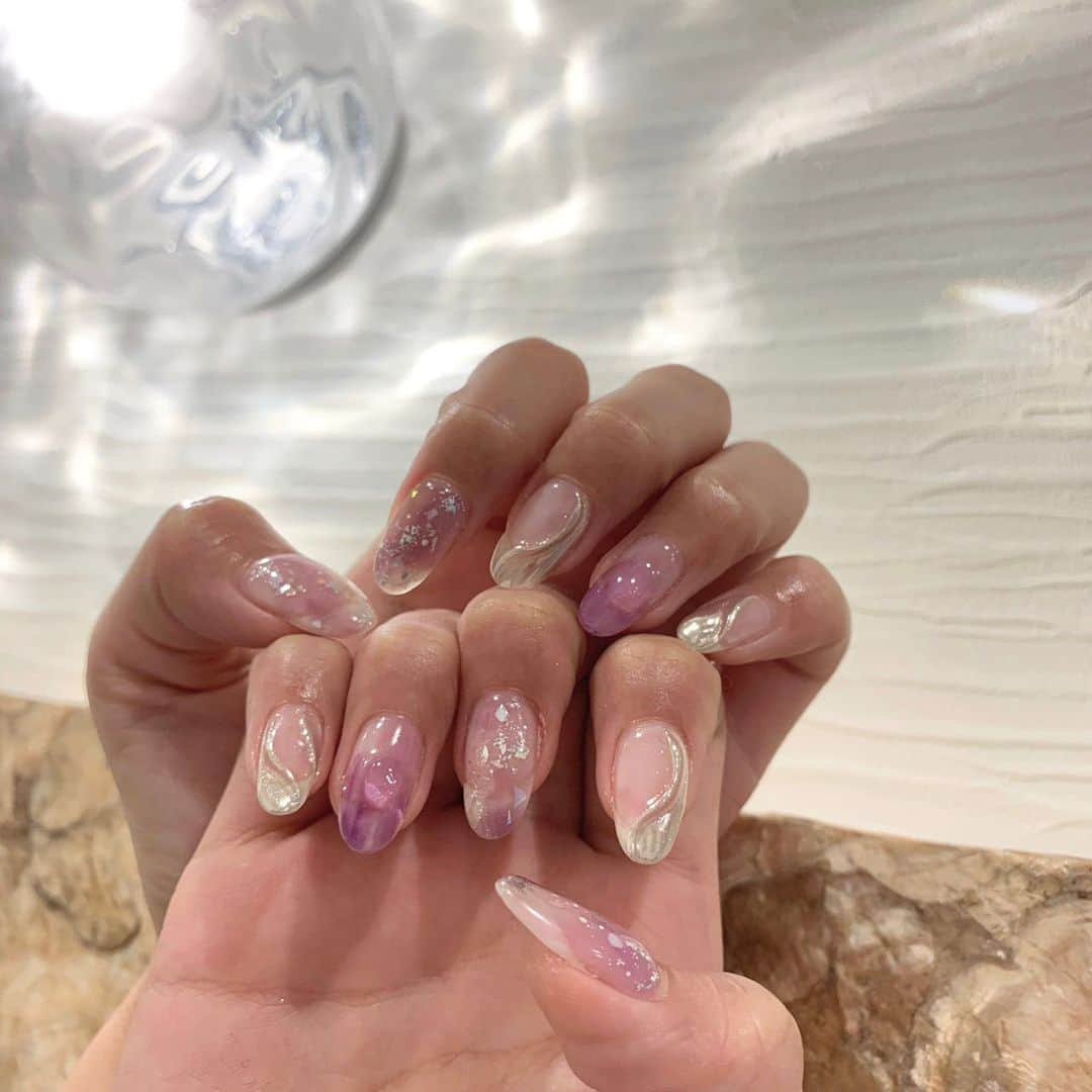 加藤愛永さんのインスタグラム写真 - (加藤愛永Instagram)「. . new nail💜💜💜 . またまたニュアンスでミラー🥺💜 久しぶりの紫🥺💜 涼しげ透明感抜群🥺 . 最近なかなかパッと案が降りてこなくて やってる時にことさんを巻き込んで 悩みまくってるけど可愛くまとまった😅🎉 今日のYouTubeでも紹介したから見てね♥ . . #newnail #purple #youtube #今日は #オレンジメイク #アップしたよ #orange #orangemakeup #ニュアンスネイル #ミラーネイル #透明感ネイル #lapis #kyatonails」5月11日 21時23分 - kyato39