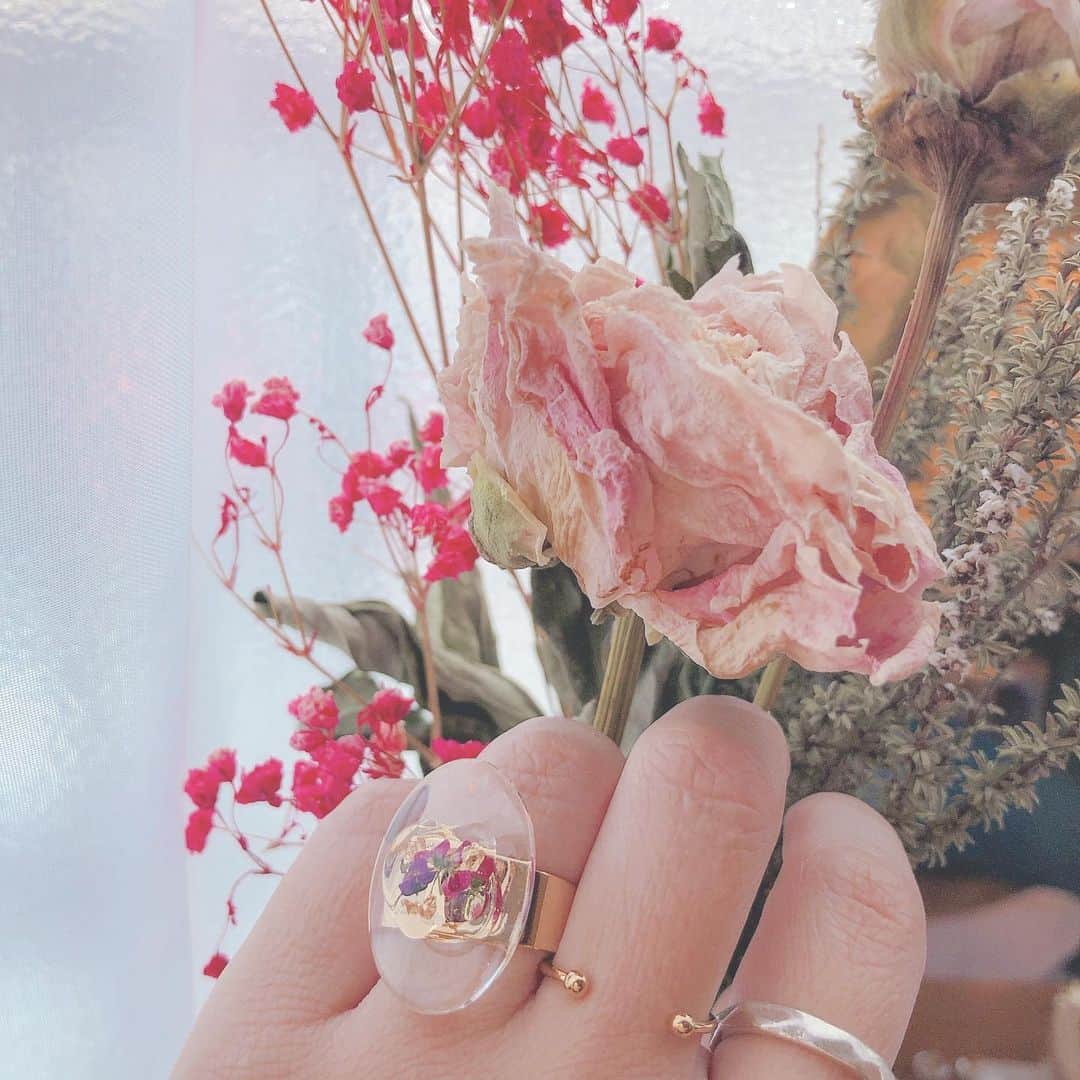 のインスタグラム：「久しぶりにリングを作ったよ 💍 #ハンドメイドリング  1つで主役になるような大きめなリングが可愛い〜❤︎ 今日はすっごくお気に入りになった新作がリング以外にも作れて なんかこの感じ久々で嬉しい🌿 ・ ・ ・ #指輪#リング#ハンドメイドアクセサリー#押し花#ドライフラワー#ボタニカル#レジン#リミュエ#新作#花のある暮らし#おしゃれさんと繋がりたい#大人可愛い#handmade#accessory#rings#botanical#flowers#girly#followme#instalike#instagood#rimiue_ena#rimiue#rili_tokyo#pressblog#sucle」