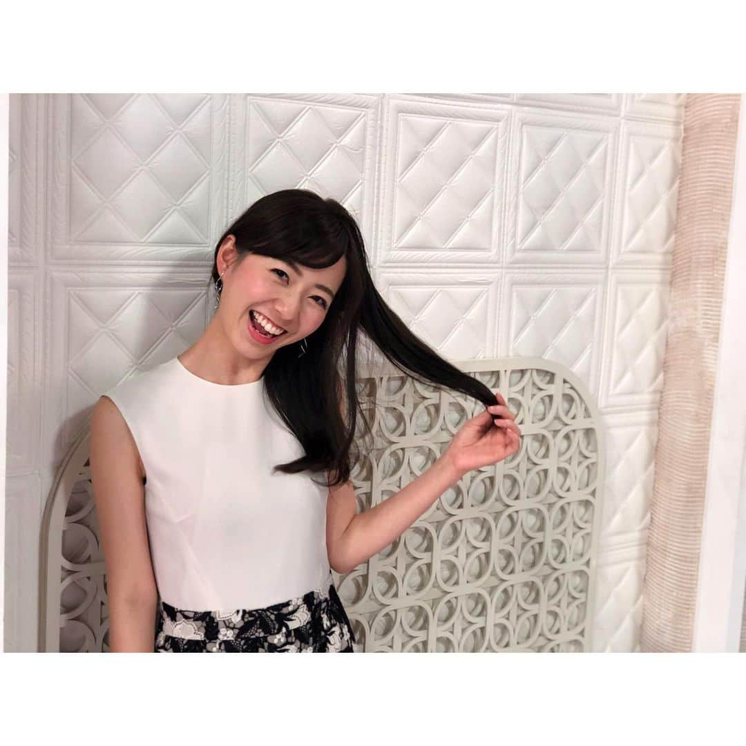 内田嶺衣奈さんのインスタグラム写真 - (内田嶺衣奈Instagram)「昨日のαの衣装です✨  そして。 わたくしごとですが… 髪の色を変えました！  久々に、1.5トーンくらい色のトーンを落としてもらいました✳︎ 色味は大体いつも美容師さんにお任せですが、赤みがでやすい髪質なので、今回もグリーン・グレー系を入れてもらっています🌼  綺麗な色でお気に入りです😊  #衣装 #LiveNewsα #ご覧頂きありがとうございます #ヘアカラー」5月11日 21時23分 - reina.uchida