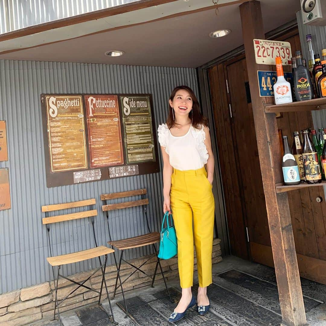 吉田美紀さんのインスタグラム写真 - (吉田美紀Instagram)「・ 夏日続き☀️ ノースリーブももう着られますね♬ ・ フリルブラウス、大好評いただいてます。 ・ blouse→#lialapg pants→#unitedarrows  bag→#hermes shoes→#manoloblahnik  pierce→#liala ・ #coordinate #outfit #ootd #fashion #wardrobe #instagood #instafashion #ママコーデ #ママコーディネート #ママファッション #コーディネート #ファッション #ファッションコーデ」5月11日 21時27分 - miki__yoshida