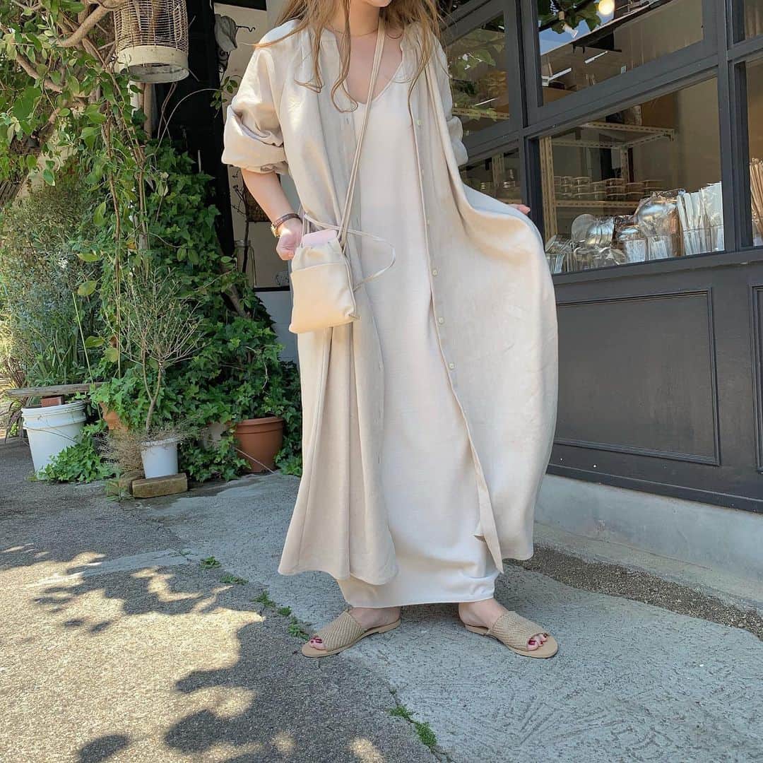 saanaaeのインスタグラム：「今日は暑すぎたね🎐 だからガウンとしてOPを着た日!🍃 #NUEbyas #OPは週明けには #発送完了予定です📦📭♡」