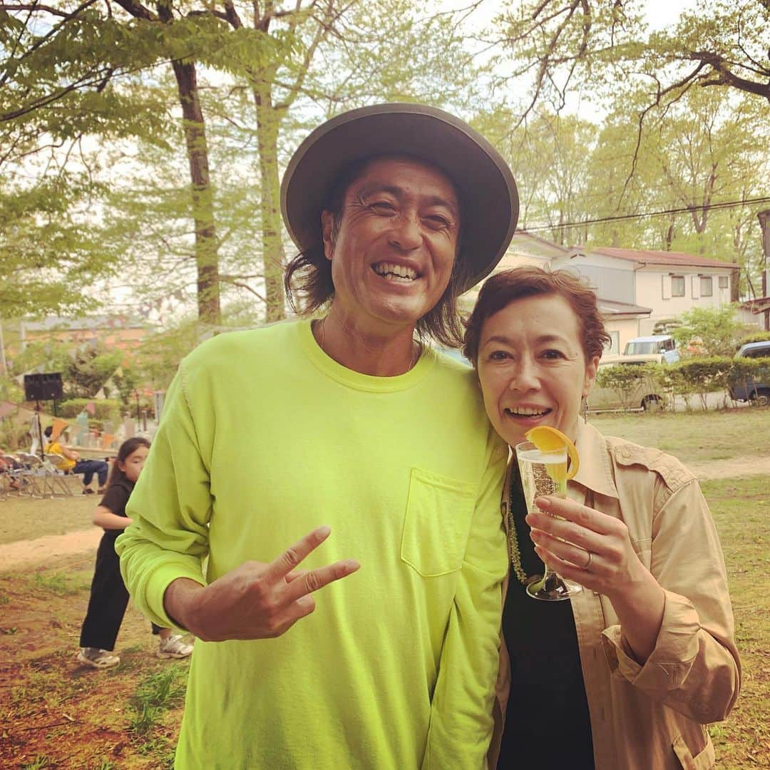 クリス智子さんのインスタグラム写真 - (クリス智子Instagram)「話したい人と話せ、 聞きたい言葉を聞けた充実感。  今日 在ることに感謝して、人のために、どう自分が動いたらいいか、を考えて生きている人には、自然に いいものが集まってくるなぁ、と再確認。  話していて、気持ちのいい方々にたくさん出会えて、今日は、とても幸せでした。 Juneさん、みなさん、ありがとうございました！  福島のみなさん、作ってくださったお昼、美味しくて、食べ過ぎました〜ごちそうさまでした。  復興住宅のみなさんとお茶飲みながら聞いた話は、まだまだ酷く、話を伺いながら、たびたび、目が落ちそうでした。 これに関しては、長くなるので、また近々かいつか。  Candle Juneさんは、2011.3.11 以降、「毎月 11日」月命日に、福島"LOV FOR NIPPON"というイベントをやっています。 Juneさんは、ストイックとかでは語れない、大きなマインド、かつ知的で聡明な人なので、かなりの覚悟は手前でし、ほかには、やさしさで語るような気がします。  東京、ってなんだろうなぁ。  #lovefornippon #candlejune #fukushima」5月11日 21時31分 - chris_tomoko