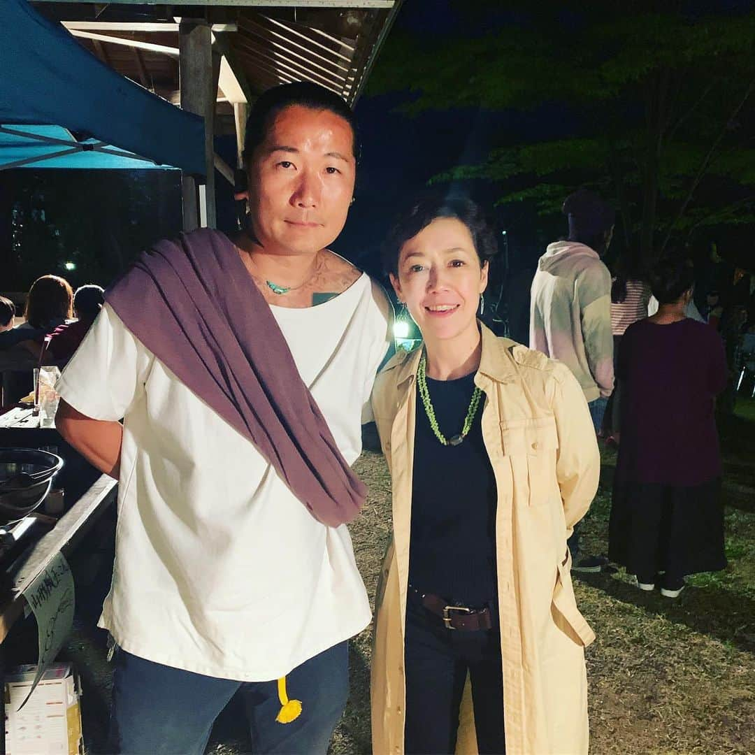 クリス智子さんのインスタグラム写真 - (クリス智子Instagram)「話したい人と話せ、 聞きたい言葉を聞けた充実感。  今日 在ることに感謝して、人のために、どう自分が動いたらいいか、を考えて生きている人には、自然に いいものが集まってくるなぁ、と再確認。  話していて、気持ちのいい方々にたくさん出会えて、今日は、とても幸せでした。 Juneさん、みなさん、ありがとうございました！  福島のみなさん、作ってくださったお昼、美味しくて、食べ過ぎました〜ごちそうさまでした。  復興住宅のみなさんとお茶飲みながら聞いた話は、まだまだ酷く、話を伺いながら、たびたび、目が落ちそうでした。 これに関しては、長くなるので、また近々かいつか。  Candle Juneさんは、2011.3.11 以降、「毎月 11日」月命日に、福島"LOV FOR NIPPON"というイベントをやっています。 Juneさんは、ストイックとかでは語れない、大きなマインド、かつ知的で聡明な人なので、かなりの覚悟は手前でし、ほかには、やさしさで語るような気がします。  東京、ってなんだろうなぁ。  #lovefornippon #candlejune #fukushima」5月11日 21時31分 - chris_tomoko