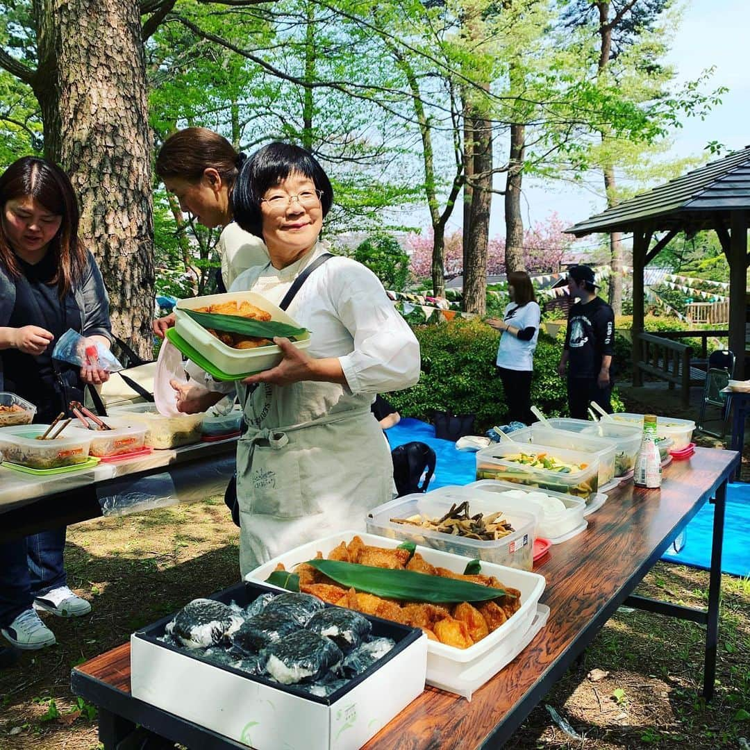 クリス智子さんのインスタグラム写真 - (クリス智子Instagram)「話したい人と話せ、 聞きたい言葉を聞けた充実感。  今日 在ることに感謝して、人のために、どう自分が動いたらいいか、を考えて生きている人には、自然に いいものが集まってくるなぁ、と再確認。  話していて、気持ちのいい方々にたくさん出会えて、今日は、とても幸せでした。 Juneさん、みなさん、ありがとうございました！  福島のみなさん、作ってくださったお昼、美味しくて、食べ過ぎました〜ごちそうさまでした。  復興住宅のみなさんとお茶飲みながら聞いた話は、まだまだ酷く、話を伺いながら、たびたび、目が落ちそうでした。 これに関しては、長くなるので、また近々かいつか。  Candle Juneさんは、2011.3.11 以降、「毎月 11日」月命日に、福島"LOV FOR NIPPON"というイベントをやっています。 Juneさんは、ストイックとかでは語れない、大きなマインド、かつ知的で聡明な人なので、かなりの覚悟は手前でし、ほかには、やさしさで語るような気がします。  東京、ってなんだろうなぁ。  #lovefornippon #candlejune #fukushima」5月11日 21時31分 - chris_tomoko