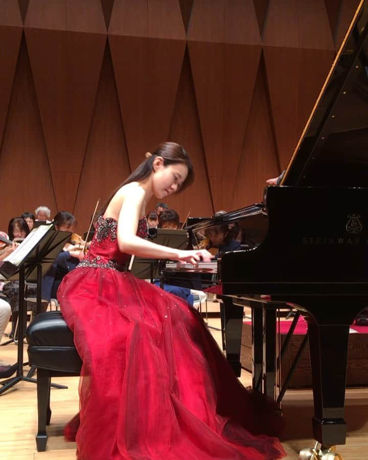 中園理沙のインスタグラム：「The 3rd movement of "Emperor" is one of the most energetic and motivational music I've ever played. His indomitable spirit has encouraged me throughout my entire life 😊💪Hope you enjoy it!! 🎹Beethoven: Piano Concerto No. 5 ベートーヴェンの皇帝。気骨に溢れた3楽章のこの部分が大好き！ベートーヴェンの不屈の精神は、人々の魂を根本から鼓舞する力に満ちています。あ！ソリストは目で合図をするのは勿論ですが、身体全体の動きで合図を出す事があります。この部分はその両方ですね🤓 ・・・ DMは使用しておりません。 ・・・ #piano #pianist #music #beethovenpianoconcerto5 #pianoconcert #classicalmusic #classicalpianist #musician #pianolove #beethoven #pianoforte #pianomusic #lisanakazono #ピアノ #ピアニスト #中園理沙 #ベートーヴェンピアノ協奏曲第5番」