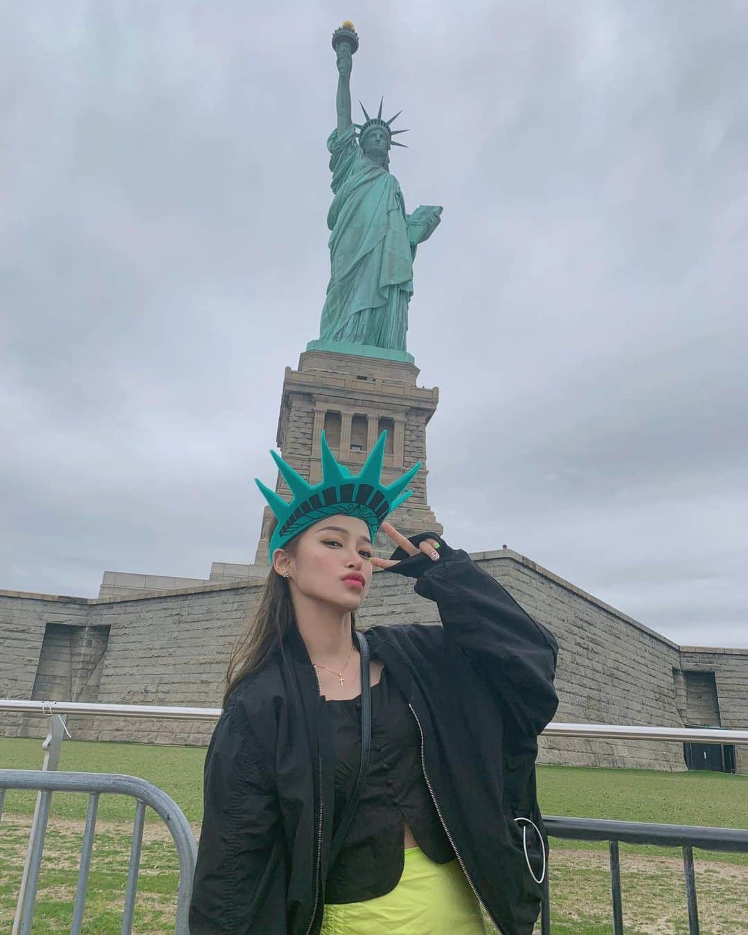 カン・ギョンミンさんのインスタグラム写真 - (カン・ギョンミンInstagram)「🗽 신우랑 좋은 추억 만드는중 🗽  #자유의여신상  #굠민in🇺🇸 #굠민투어🗺」5月11日 21時35分 - kkmmmkk