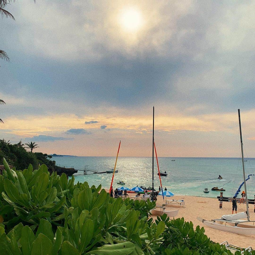 山下銀次さんのインスタグラム写真 - (山下銀次Instagram)「毎日夏の気分です🌴 海みると落ちつくよー‼️ みんな夏の絵文字使ってコメント欄めっちゃ夏にして（笑）  #沖縄」5月11日 21時46分 - ginjiyamashita