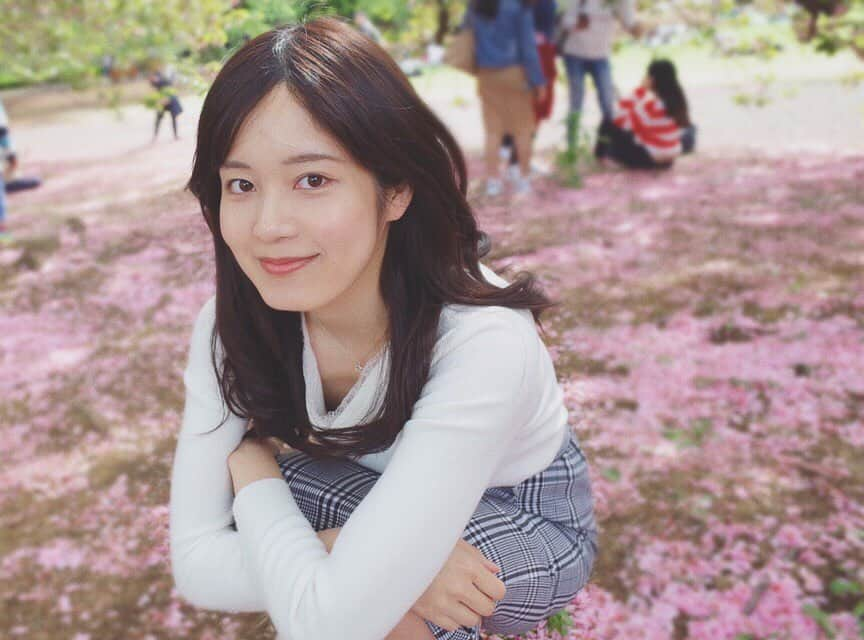 真原彩さんのインスタグラム写真 - (真原彩Instagram)「﻿ ﻿ ﻿ インスタ見てると、 フィルム系の写真が 本当に可愛くて、 とりあえず写ルンですデビューしようかなとか考えている、、、📸 ﻿ ﻿ ﻿ ﻿ ﻿ ﻿ ﻿ ﻿ ﻿ #新宿御苑 #作品撮り  #被写体 #写真好きな人と繋がりたい  #被写体モデル  #jpn  #impression_shots  #japanesemodel  #その瞬間に物語を  #jp_portrait部  #お写んぽ  #カメラ好き  #jp_mood  #ポートレート撮影  #ポートレート部  #ポートレートモデル #ポートレート女子 #daily_photo_jpn  #カメラのある生活  #portraitofjapan  #東京カメラ部  #hueart_life #smile_jp  #photogram_archive  #pt_life_  #japan_portrait_club  #デジタルでフィルムを再現したい  #ポトレ  #일본인  #팔로우」5月11日 21時44分 - sanahara_aya