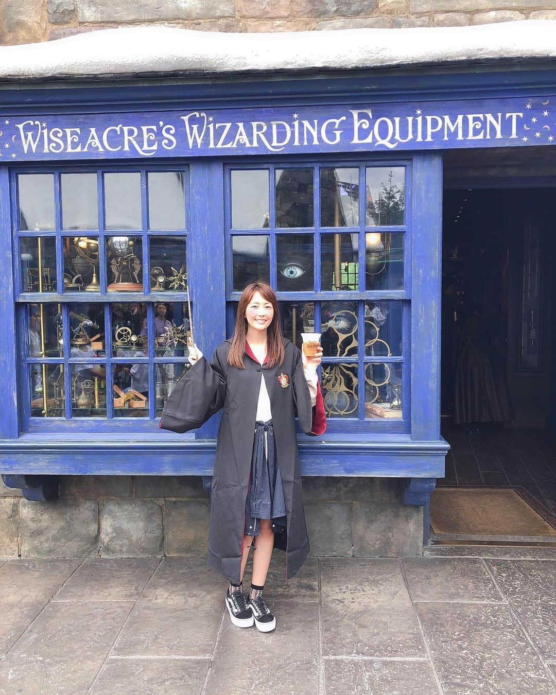うえむらちかのインスタグラム：「ユニバーサル・スタジオ・ジャパン﻿ ﻿ 📍@universal_studios_japan ﻿ ﻿ のハリーポッターエリア🧙‍♀️﻿ ﻿ 🦉ウィザーディング・ワールド・オブ・ハリー・ポッター﻿ ﻿ 一歩踏み入れた瞬間から、ホグワーツの世界へ…﻿ ﻿ 小説を発売日に読み﻿ 映画も公開日に観ていたほど大好きな世界に行くことができました💕﻿ ﻿ ダイアゴン横丁にある﻿ 杖専門店「オリバンダーの杖店」で、ハーマイオニーの杖を﻿ グリフィンドールのローブは、グラドラグス魔法ファッション店﻿ で揃えました✨﻿ ﻿ ﻿ 入学準備が整ったら、さっそく魔法の練習💫﻿ ﻿ そうなんです❗️﻿ ﻿ 魔法が使えるんです‼️﻿ ﻿ ちょっとまだ習ったばかりなので下手っぴですが、人生初めて魔法を使った様子を撮ったのでご覧ください🤗（スワイプしてね☞）﻿ ﻿ ﻿ 疲れたらバタービールを飲んで🍺﻿ ﻿ ハニーデュークスで﻿ 百味ビーンズをお土産で買いました🍬﻿ ﻿ #フォービドゥンジャーニー﻿ #フライトオブザヒッポグリフ﻿ #ホグワーツマジカルセレブレーション﻿ ﻿ 乗り物やショーもハリーポッターの世界観にぴったりで興奮し通し✨﻿ ﻿ ああ、ほんっとに幸せな時間でしたー！❤️﻿ ﻿ #GW #思い出﻿ #旅行 #旅女子 #タビジョ #USJ #ユニバーサルスタジオジャパン ﻿ #インスタ映えスポット #遊園地﻿ #ハリーポッター #ハーマイオニー」