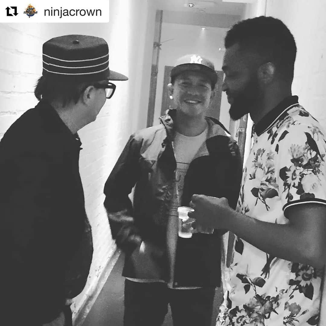 MIGHTY CROWNのインスタグラム：「Caption this! #キング リーグ 何の会話をしていたでしょう？ #サウンドマン ＃セレクター #音楽 で 地球を🌏周る! 悪くないねー＃感謝 #music brought us here #musicislife #england #settings #dj #selector #mightycrown #roots #reggae #dubs #dancehall #hiphop  #Repost @ninjacrown with @get_repost ・・・ GREATNESS RESPECT GREATNESS AND ALWAYS ACKNOWLEDGE THE ACCOMPLISHMENTS OF EACH OTHER.. #englishman @davidramjamrodigan #japaneseman @mightycrown @samicrown_lens #jamaicanman @ninjacrown WITH LOVE FOR THE MUSIC AND CULTURE.. #Reggae #Dancehall #worldmusic」