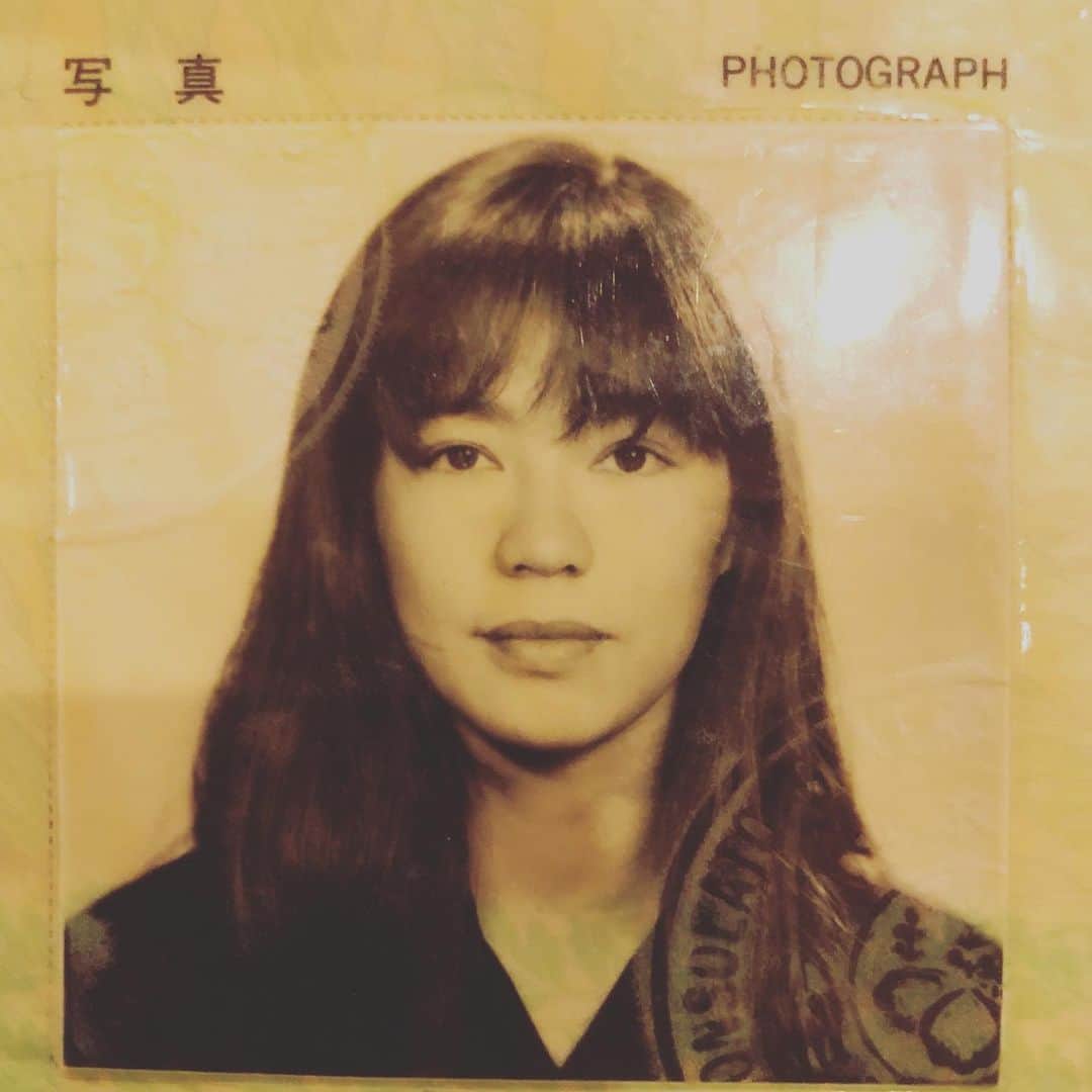 田中杏子さんのインスタグラム写真 - (田中杏子Instagram)「人生二つ目のパスポート  1990年4月に イタリアはミラノで発行したのが 見つかった。  懐かしいなぁー！  #akotanaka」5月11日 21時48分 - akoakotanaka