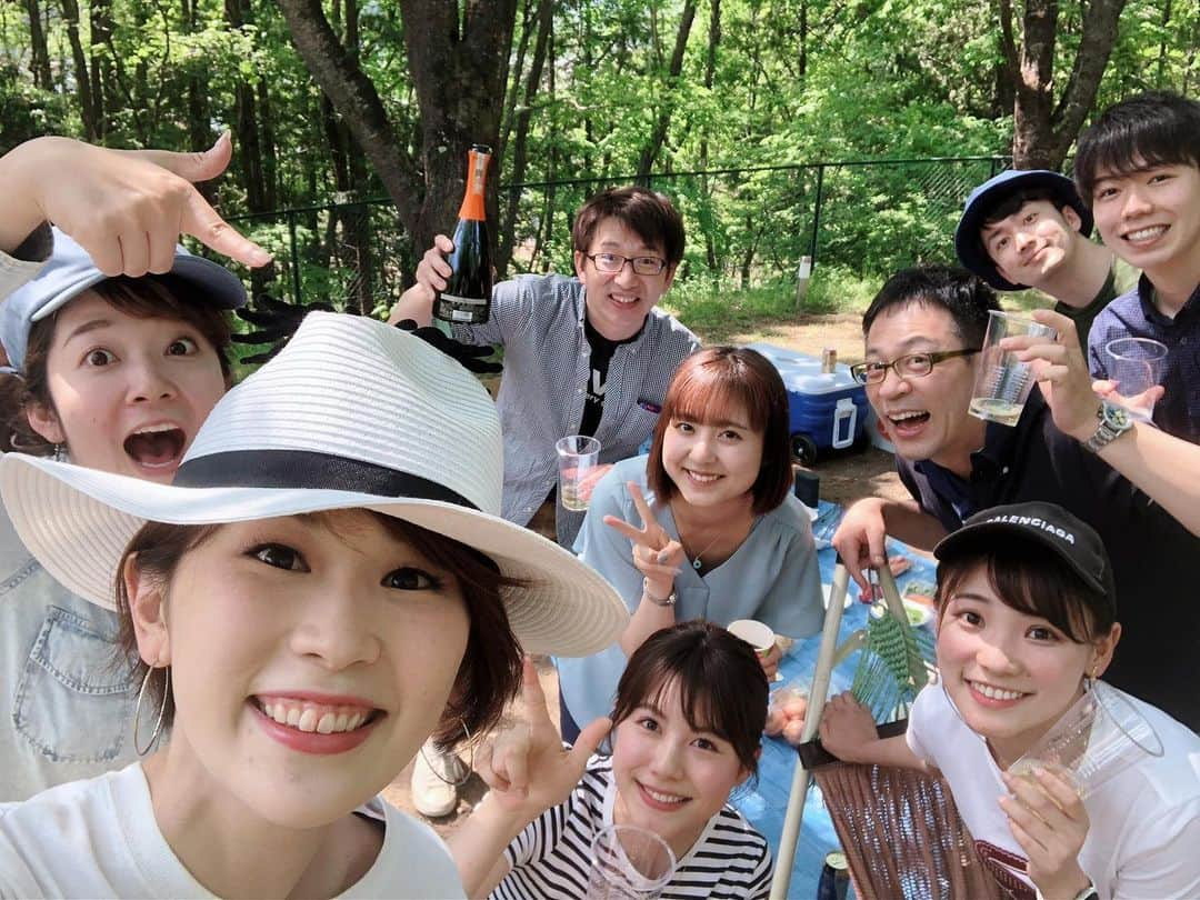 小松千絵さんのインスタグラム写真 - (小松千絵Instagram)「会社の皆さまとBBQ✨ 仕事のため途中からの参加でしたが、天候にも恵まれとっても楽しかった♡ 終始ずーっと笑っていました笑 アナウンサーはやはり皆、個性が強いと改めて実感しました。話が皆とっても面白い笑 幹事をしてくれた村上君に感謝です！  #山梨 #BBQ #職業柄全員参加は難しい #水鉄砲で遊ぶ #皆びしょ濡れ #蜘蛛のおもちゃで遊ぶ #水鉄砲と蜘蛛は事前の買い出しで一番最初に買いました #買ってよかった笑 #優しい先輩 #可愛い後輩 #明日も頑張ろう」5月11日 21時49分 - komao_chie