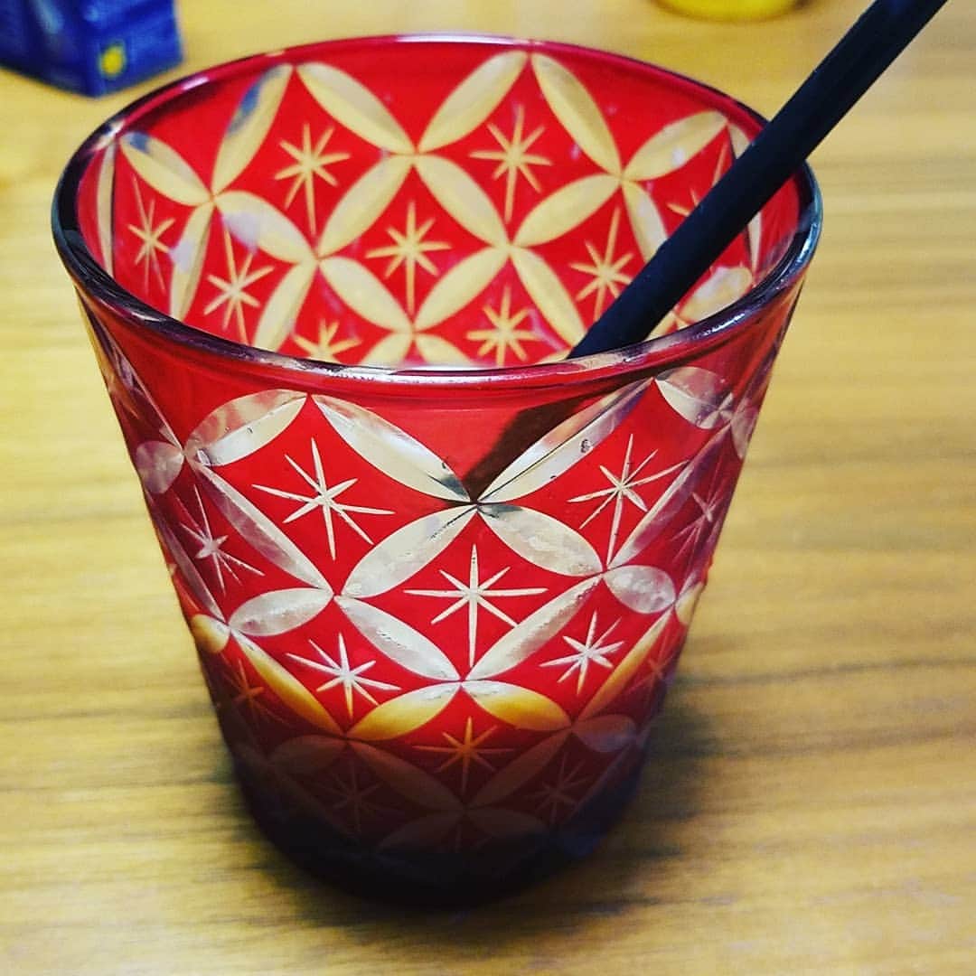 朱神宝のインスタグラム：「飲みかけで、すまん😅👍💦 最近アイスコーヒーが好き❗ 豆もちゃんと挽いてるのよ✨ 豆乳と混ぜて飲む‼」