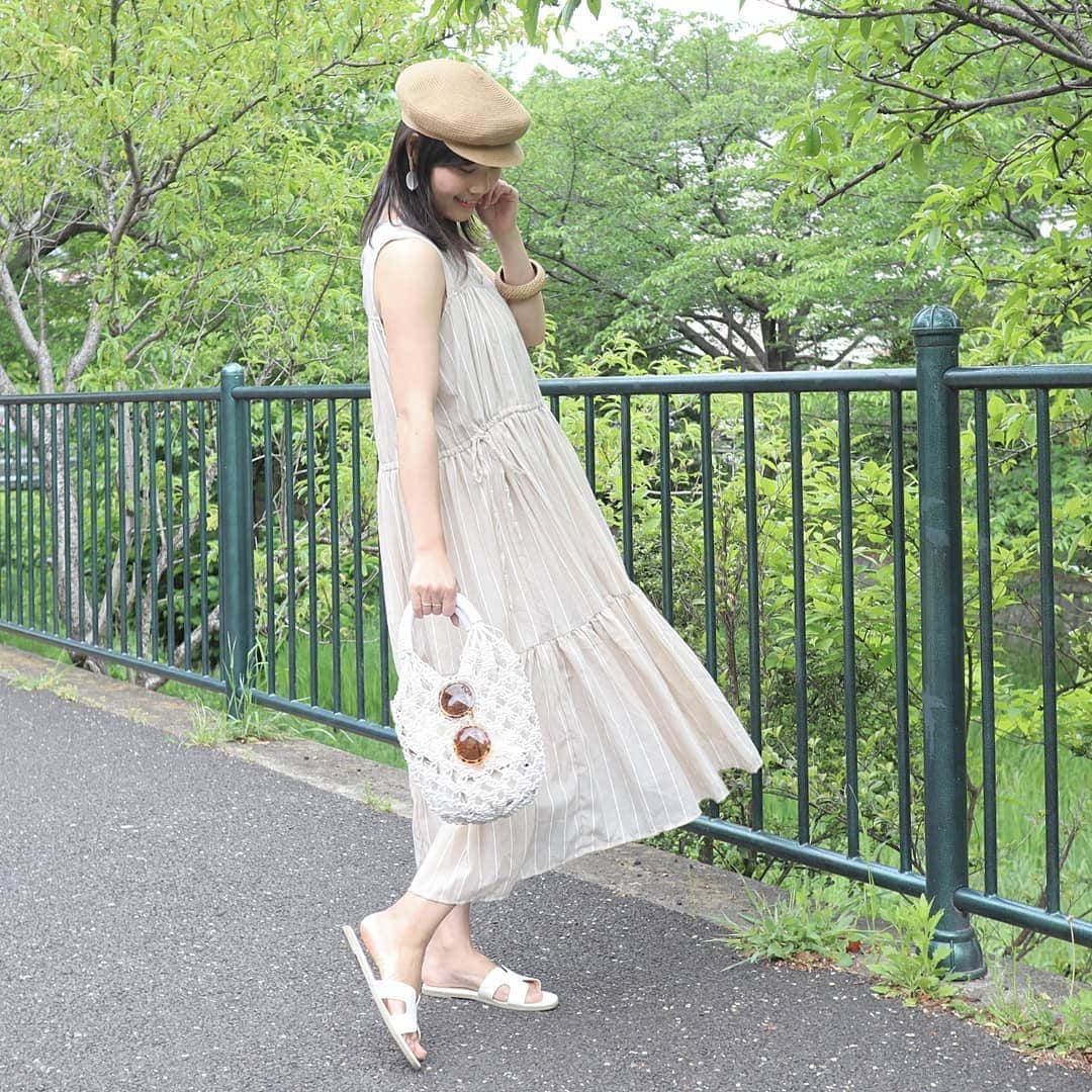 Eri Satoのインスタグラム：「beige×whiteコーデ · @titivatejp の #ティアードノースリーブリラックスワンピース · 普段あまり柄物着ないんだけど、最近ストライプ柄が気になって😲💕 展示会行くとストライプに目が行っちゃう🤣 · こちらは明るいベージュに白のストライプが可愛いし、生地も柔らかくて着やすいです🤗 今日はノースリーブでも良さそうな暑さでしたね💦 · #ティティベイト#titivate  #titivatestyle#fashion#ootd#outfit#code#coordinate#style#instafashion#instagood#instalike#ファッション#コーディネート#コーデ#プチプラ#プチプラコーデ#ママコーデ#ワンピコーデ#シンプルコーデ#mamagirl#locari#ママファッション #partegram#読者モデル#ママモデル #l4like#カジュアル#お洒落さんと繋がりたい」
