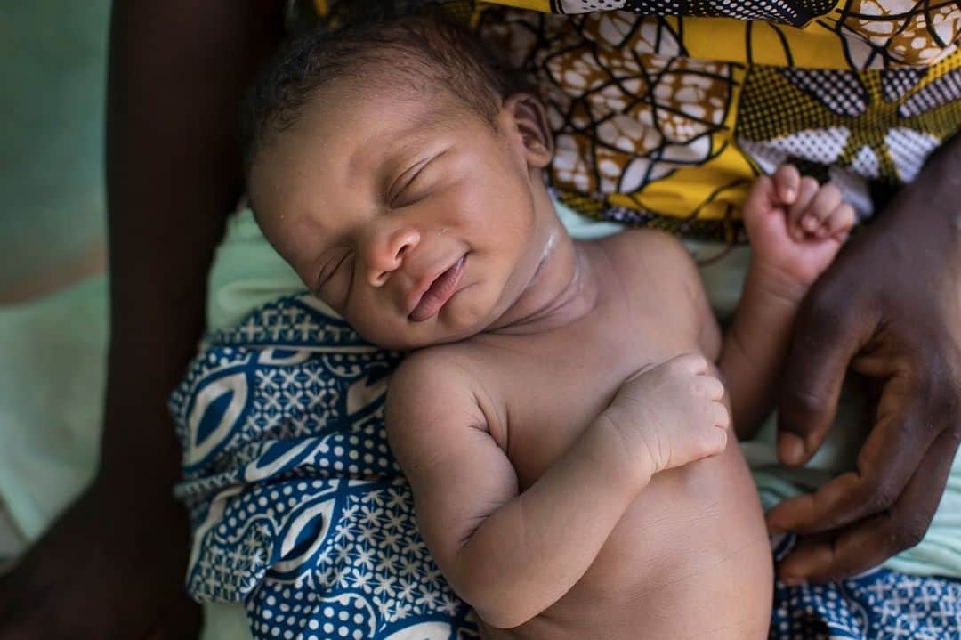 unicefさんのインスタグラム写真 - (unicefInstagram)「Baby Mamadou is alive today thanks to the strength of his mother and the safe hands of a health worker in Mali. All mothers deserve to give birth with skilled medical care.  #EveryChildALIVE #MothersDay」5月11日 21時55分 - unicef
