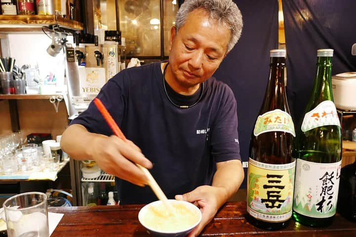 福岡グルメ 福岡ランチ「デビログ」さんのインスタグラム写真 - (福岡グルメ 福岡ランチ「デビログ」Instagram)「『昭和レトロ酒場 倉吉』でオーナーの倉吉さんに「#幸せのたまごかけごはん 」を作ってもらった✌️ なぜ幸せ❓ それは使用する卵を選ばせてくれるのだが、幸運だと黄身が２つの卵に当たるかららしい！ いや～飲み物のような「#たまごかけごはん 」でバリウマやった😋👌 倉吉さんから「美味い！」というリアクションを求められるので、練習していった方が良いかも(笑) ここは定食もあるし、おひとりさまでも安心できるのが良いね～🙆‍♂️ . メニュー、他pic、内観などは「デビログ」に掲載しています。 サイトを見る場合はブラウザで「デビログ」で検索👉 . #昭和レトロ酒場倉吉 #福岡市中央区大名 1-15-26 大名マンション102号 092-726-0080 17:30～22:30 LO 定休日：日曜日もしくは連休最終日 . ♦️福岡グルメ 福岡ランチを検索できるブログ は「デビログ」で検索👉 ♦️マニアックな情報や本当に美味しいお店情報なら「もっとデビログ」で検索👉 . #大名グルメ #大名居酒屋 #福岡居酒屋 #大名定食屋 #福岡定食屋 #倉吉浩二 #bar倉吉 #福岡 #博多 #fukuokapics #fukuoka #fukuokacity #hakata #fukuokarestaurant #fukuokagourmet #IGersJP #ig_japan #福岡レストラン #福岡飲食店 #福岡グルメ #福岡ランチ #福岡ごはん #福岡ご飯 #食べログ福岡 #福岡飯 #福岡食べ歩き」5月11日 21時57分 - devi_takahashi