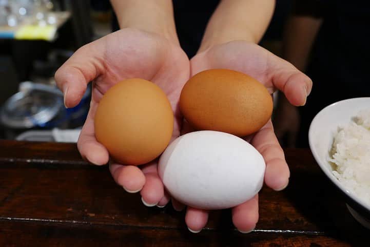 福岡グルメ 福岡ランチ「デビログ」さんのインスタグラム写真 - (福岡グルメ 福岡ランチ「デビログ」Instagram)「『昭和レトロ酒場 倉吉』でオーナーの倉吉さんに「#幸せのたまごかけごはん 」を作ってもらった✌️ なぜ幸せ❓ それは使用する卵を選ばせてくれるのだが、幸運だと黄身が２つの卵に当たるかららしい！ いや～飲み物のような「#たまごかけごはん 」でバリウマやった😋👌 倉吉さんから「美味い！」というリアクションを求められるので、練習していった方が良いかも(笑) ここは定食もあるし、おひとりさまでも安心できるのが良いね～🙆‍♂️ . メニュー、他pic、内観などは「デビログ」に掲載しています。 サイトを見る場合はブラウザで「デビログ」で検索👉 . #昭和レトロ酒場倉吉 #福岡市中央区大名 1-15-26 大名マンション102号 092-726-0080 17:30～22:30 LO 定休日：日曜日もしくは連休最終日 . ♦️福岡グルメ 福岡ランチを検索できるブログ は「デビログ」で検索👉 ♦️マニアックな情報や本当に美味しいお店情報なら「もっとデビログ」で検索👉 . #大名グルメ #大名居酒屋 #福岡居酒屋 #大名定食屋 #福岡定食屋 #倉吉浩二 #bar倉吉 #福岡 #博多 #fukuokapics #fukuoka #fukuokacity #hakata #fukuokarestaurant #fukuokagourmet #IGersJP #ig_japan #福岡レストラン #福岡飲食店 #福岡グルメ #福岡ランチ #福岡ごはん #福岡ご飯 #食べログ福岡 #福岡飯 #福岡食べ歩き」5月11日 21時57分 - devi_takahashi