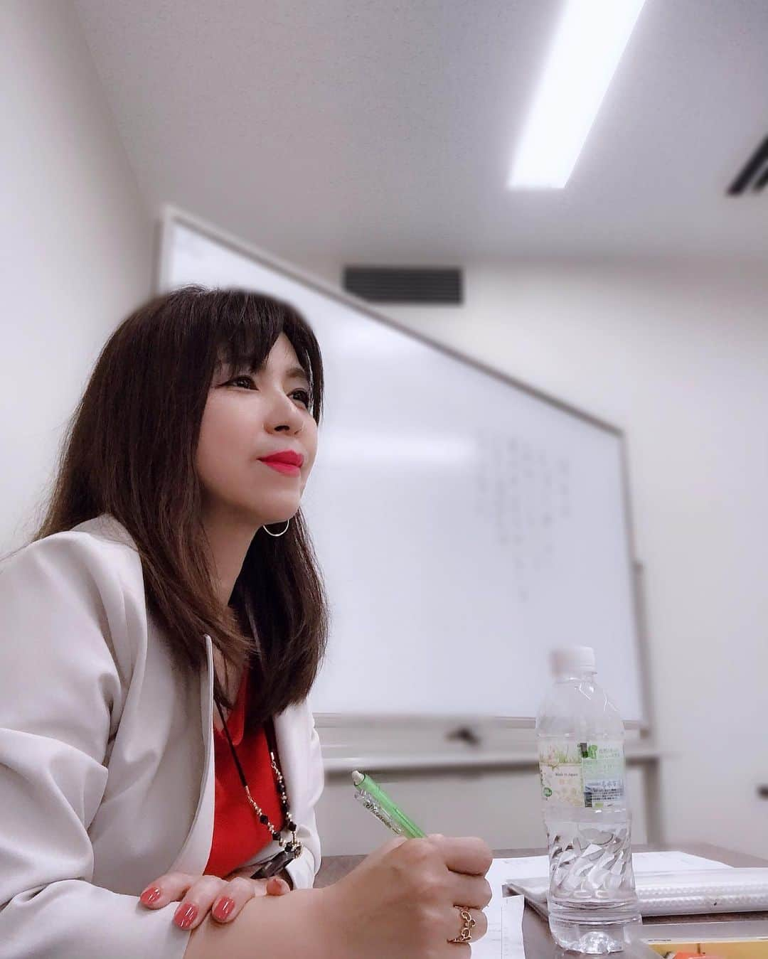 富岡美羽さんのインスタグラム写真 - (富岡美羽Instagram)「今日は朝から収録🎙 午後からはラヴォアクターズスタジオ（声優俳優養成所）のお仕事でした😊  いつもこんな感じでお仕事してます♪  その合間に、またまたアプリKARASTA（カラスタ）で、視聴者のフォロワーさんからリクエストをいただいた中森明菜さんの歌を歌わせていただきました♬ よかったら聴きに来てくださいね❤️ #富岡美羽  #カラスタ  #ラヴォアクターズスタジオ  #収録  #声優」5月11日 21時58分 - miutomioka