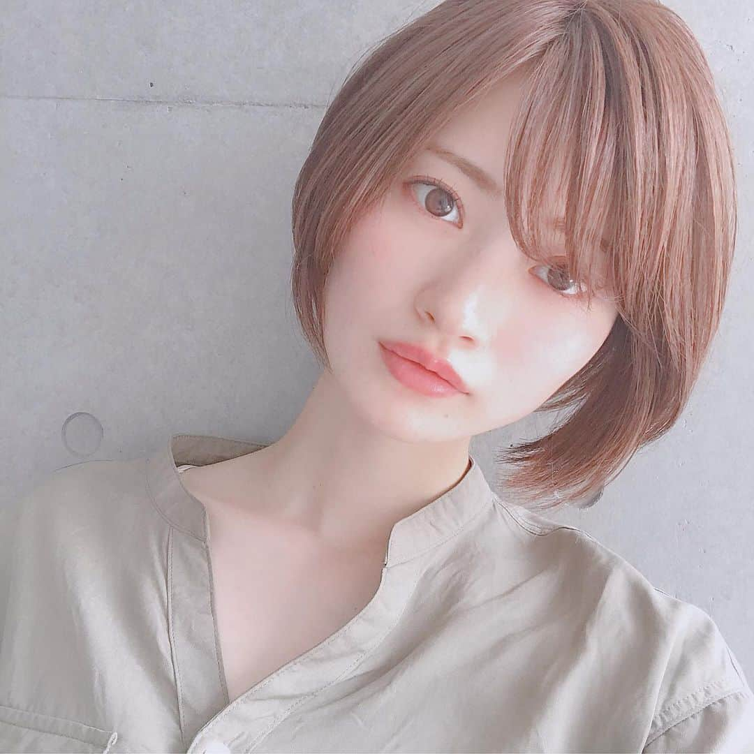 長澤愛さんのインスタグラム写真 - (長澤愛Instagram)「. . 今の髪の長さ💇‍♀️◎ . 明日ねー、バッサリ切ろうかなと 思っておりますの✂︎ . ショートボブっぽい感じを もっとがっつりショートにしたいなぁって🥺 でも ずっとショートだから 長さの感覚が分からなくなってきたかも(笑) . なんかね、ハンサムショートっぽい感じに してみたいんだなぁ💭💓 . . #前髪は鼻下くらいまで伸ばし中 #まだまだ時間かかるねぇ . . #hair #hairstyle #shorthair #ショート #ショートヘア #ショートカット #ショートボブ #ヘアスタイル #haircolor #ショート女子 #ハンサムショート #美容室 #サロンモデル #サロモ」5月11日 21時58分 - mnm_11.7