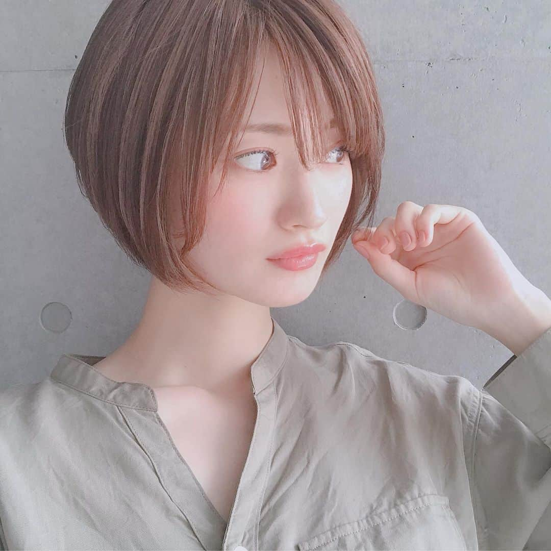 長澤愛さんのインスタグラム写真 - (長澤愛Instagram)「. . 今の髪の長さ💇‍♀️◎ . 明日ねー、バッサリ切ろうかなと 思っておりますの✂︎ . ショートボブっぽい感じを もっとがっつりショートにしたいなぁって🥺 でも ずっとショートだから 長さの感覚が分からなくなってきたかも(笑) . なんかね、ハンサムショートっぽい感じに してみたいんだなぁ💭💓 . . #前髪は鼻下くらいまで伸ばし中 #まだまだ時間かかるねぇ . . #hair #hairstyle #shorthair #ショート #ショートヘア #ショートカット #ショートボブ #ヘアスタイル #haircolor #ショート女子 #ハンサムショート #美容室 #サロンモデル #サロモ」5月11日 21時58分 - mnm_11.7