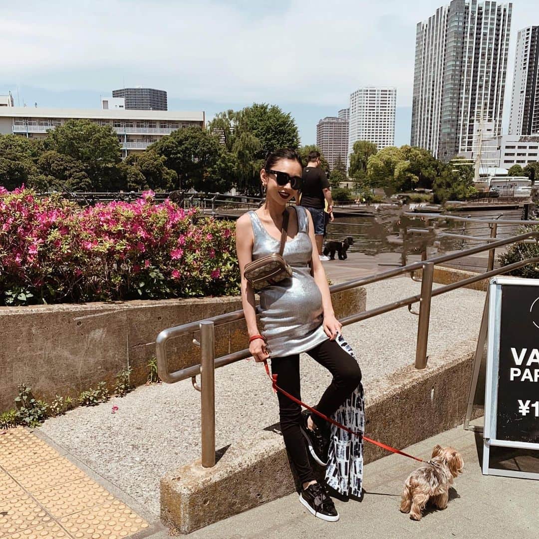asami0510のインスタグラム：「今日はこむたんDAYなのでタンクトップにレギンスで楽チンな格好👟 あれっこむたんお尻向けてる🐶後ろ姿も愛おしい💗 そして私初めてくらいの白肌😱 #weekend #sunnyday #fashion #casual #maternity #maternityfashion #マタニティ #マタニティコーデ #妊婦#こむぎ #ヨーキー #ヨークシャーテリア」