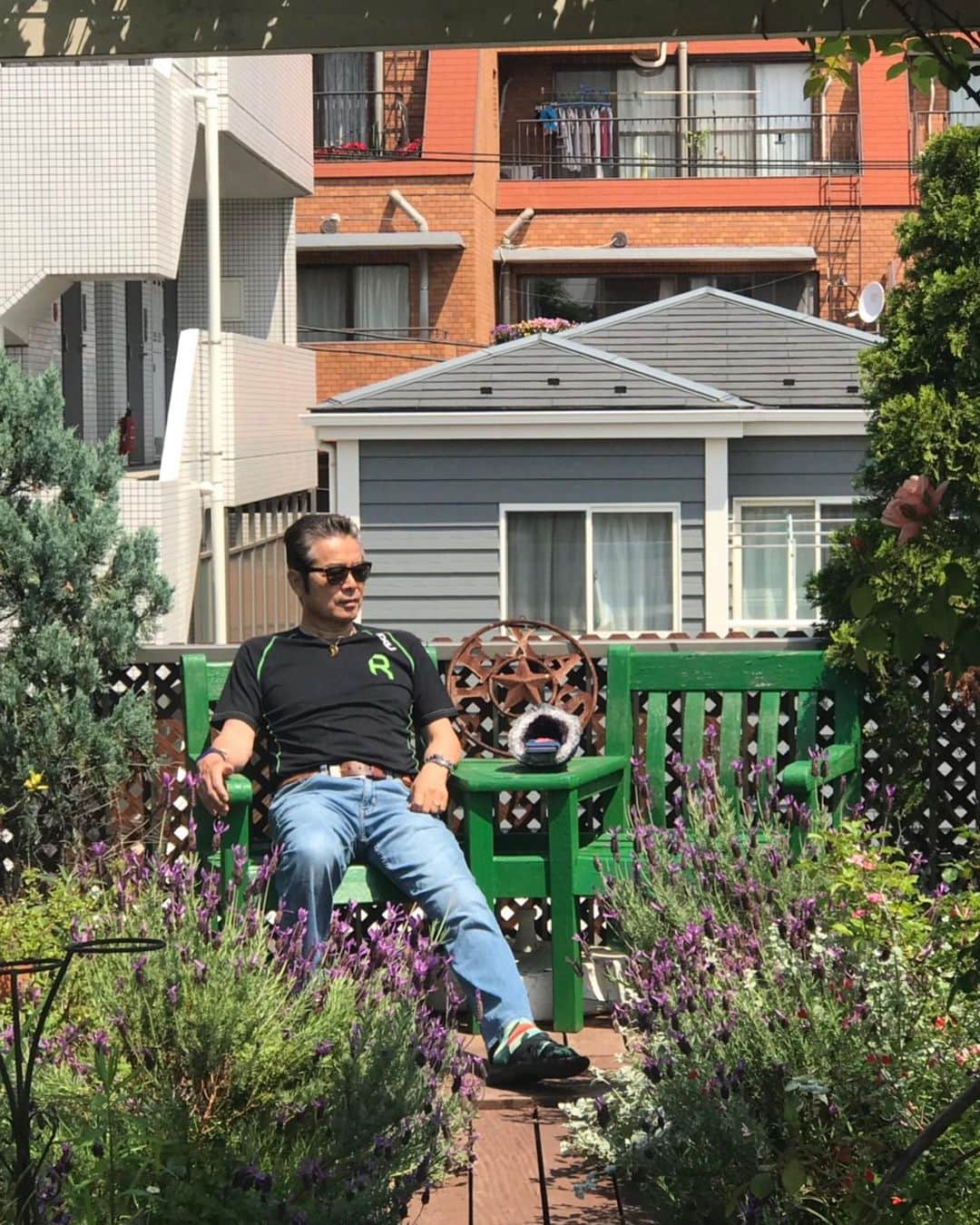 のインスタグラム：「* ジィジもリラックス！ マーゴといるとやさしい顔になっちゃいますね。」