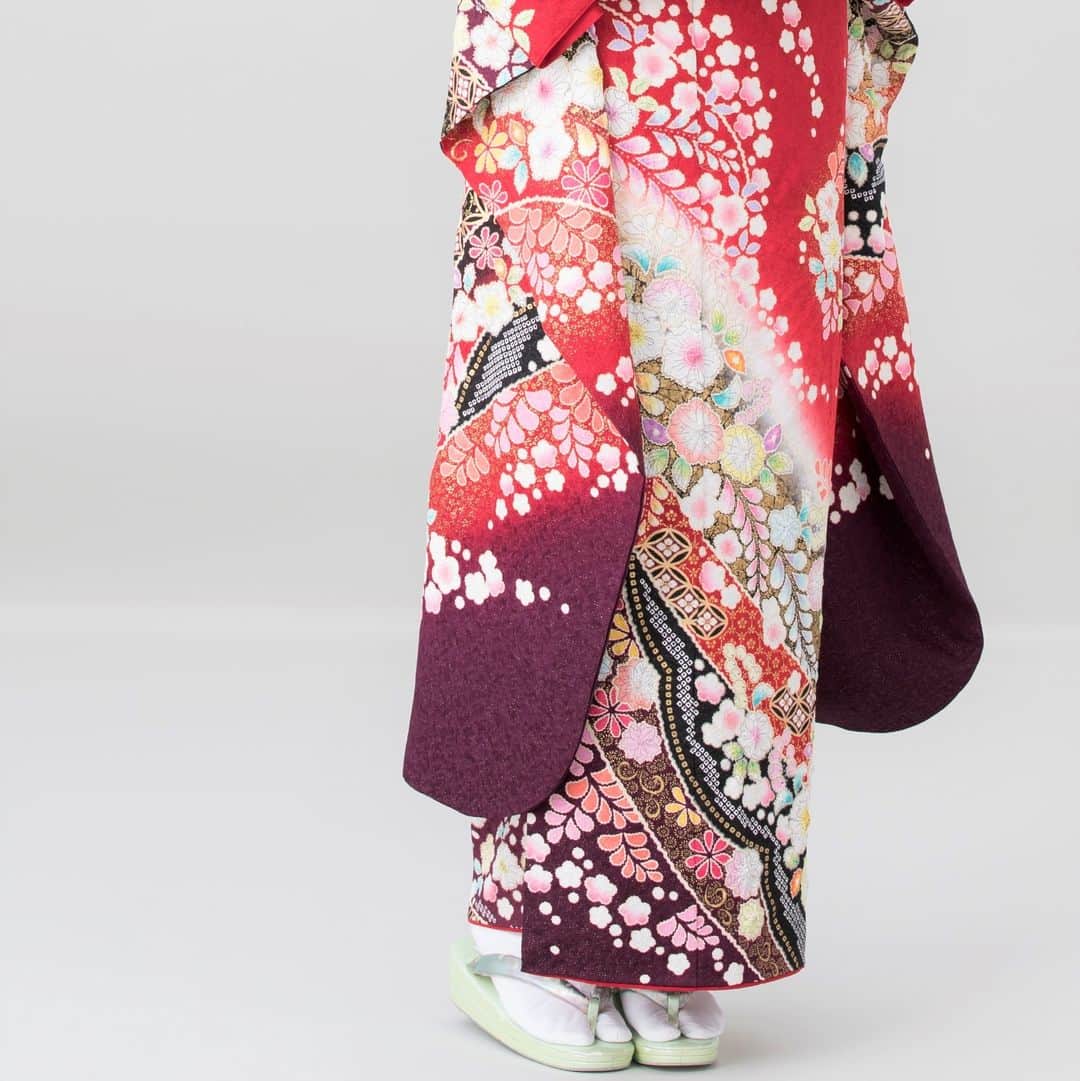 京都きもの友禅【公式】さんのインスタグラム写真 - (京都きもの友禅【公式】Instagram)「成人式の王道赤に、日本の風情いっぱいの辻が花染めの手法で染め上げた格調高い振袖❁ 正統派好きにはたまりませんね♡ . @kimono_yuzenで振袖コーディネートをcheck♪ . #京都きもの友禅 #ハタチは一生もの #振袖 #furisode #振袖レンタル #成人式振袖 #はたち #ハタチ #成人式 #成人式前撮り #振袖前撮り #振袖コーディネート #振袖コーデ #振袖ヘアメイク #成人式髪型 #キモノ#kimono #和装 #着物好き﻿ #フリジョ #ふりそでーしょん #振袖ヘアメイク #ふりそでカタログ #赤振袖 #振袖赤 #クラシック #正統派  #伝統美 #中村里帆」5月11日 22時00分 - kimono_yuzen