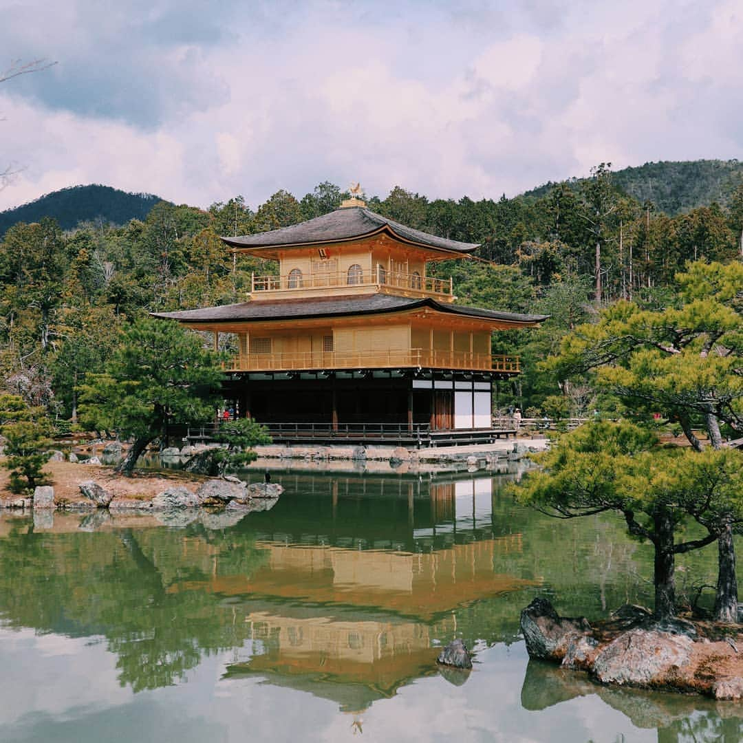 吉松育美さんのインスタグラム写真 - (吉松育美Instagram)「"Kinkaku-ji" The Golden Pavilion.✨ . . Top two floors are completely covered in gold leaf✨😯😬✨Of course, the inside room also has a golden room✨✨✨ . Super #gorgeous temple😍 . . #金閣寺 ゴージャスすぎますね😍 ため息級です✨ . 中も見てみたい😍😍😍 . . #京都 #日本 #お寺 #日本庭園 #和 #写真部 #写真が好き #kyoto #Japan #goldenpavilion #goldentemple #photography #japanphotography #bestlocations #bestlocationever #epicpictures #photographyislifestyle #justshootit #kyotogram #tokyogram #Kyoto_Japan #japanphotos #japanphotograph #tokyosnap #kyototemples」5月11日 22時01分 - ikumiyoshimatsu