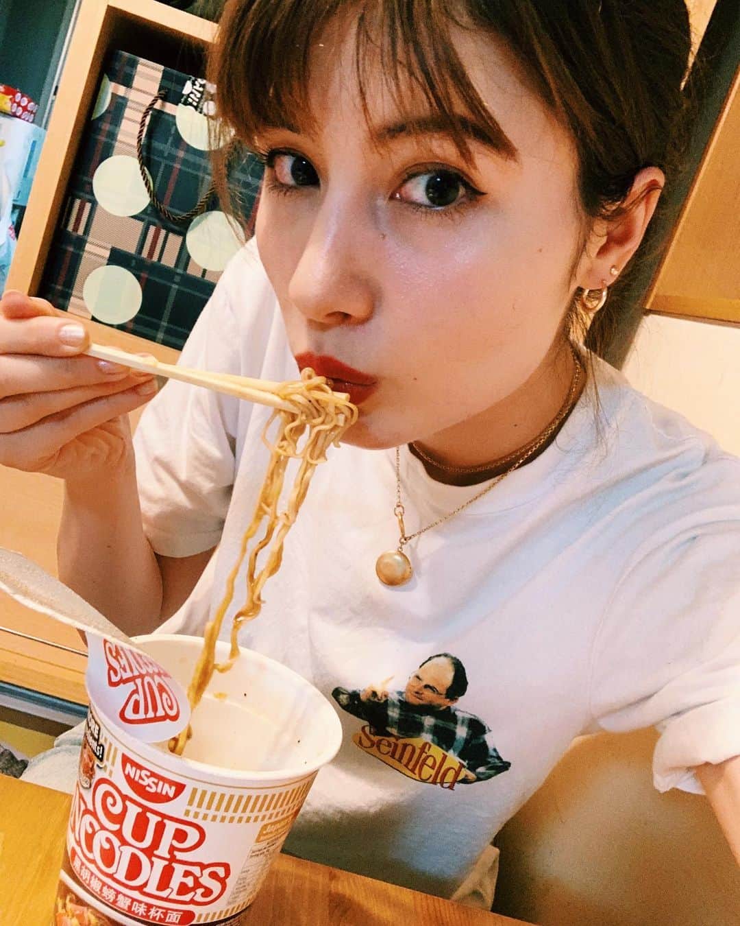 のインスタグラム：「. たまにはこうゆう日あってもいいよね、、？？？🍜笑 言い訳だけするとスープは飲んでない。そしてこのシンガポールで買った日清のブラックペッパークラブ味、超美味しい🤣❤️❤️❤️🦀 #dinner#cupnoodles#nissin#手抜きご飯#干物女子#たまにはジャンク#美味しい#一番ジャンクが美味しいよ」