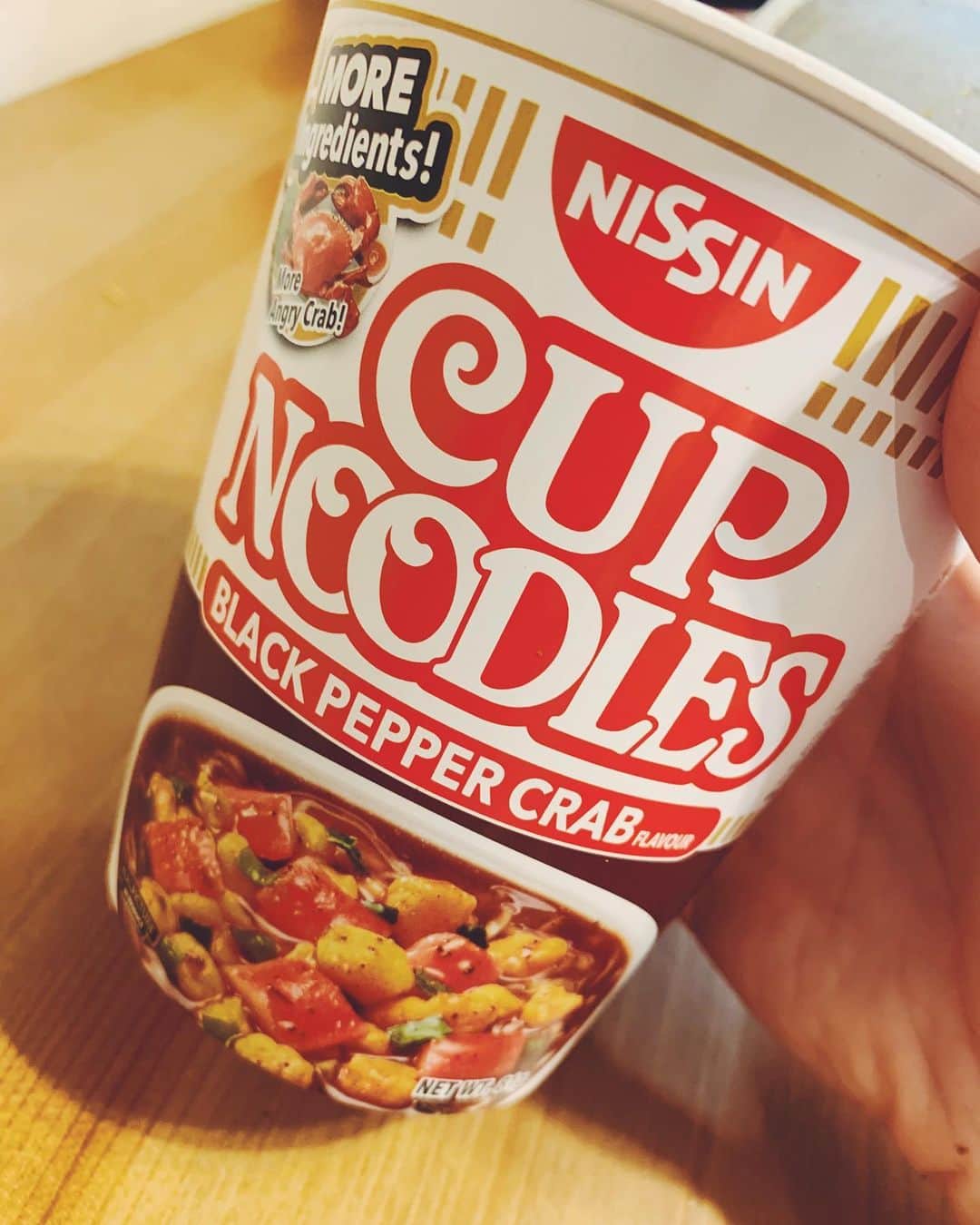 高松チェルシーリナさんのインスタグラム写真 - (高松チェルシーリナInstagram)「. たまにはこうゆう日あってもいいよね、、？？？🍜笑 言い訳だけするとスープは飲んでない。そしてこのシンガポールで買った日清のブラックペッパークラブ味、超美味しい🤣❤️❤️❤️🦀 #dinner#cupnoodles#nissin#手抜きご飯#干物女子#たまにはジャンク#美味しい#一番ジャンクが美味しいよ」5月11日 22時12分 - chelsea_rina