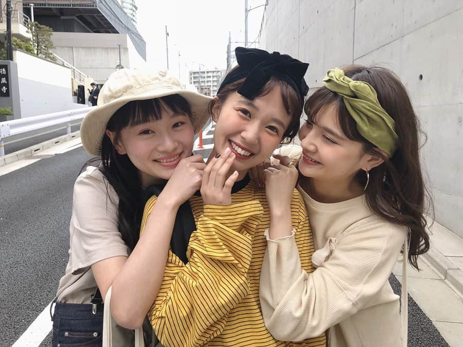 村田倫子さんのインスタグラム写真 - (村田倫子Instagram)「三姉妹。 長女、さき 次女、りんこ 末女、つじ . みんなと現場がかぶる日の撮影は 平和でたのしい、、、！ 今月もオール私服でございました。 明日は韓国にて買い付けへ〜🇰🇷 みなさん夏は何を着たいですか？ 意見を参考に色々セレクトしてします☺︎ #mer」5月11日 22時05分 - rinco1023