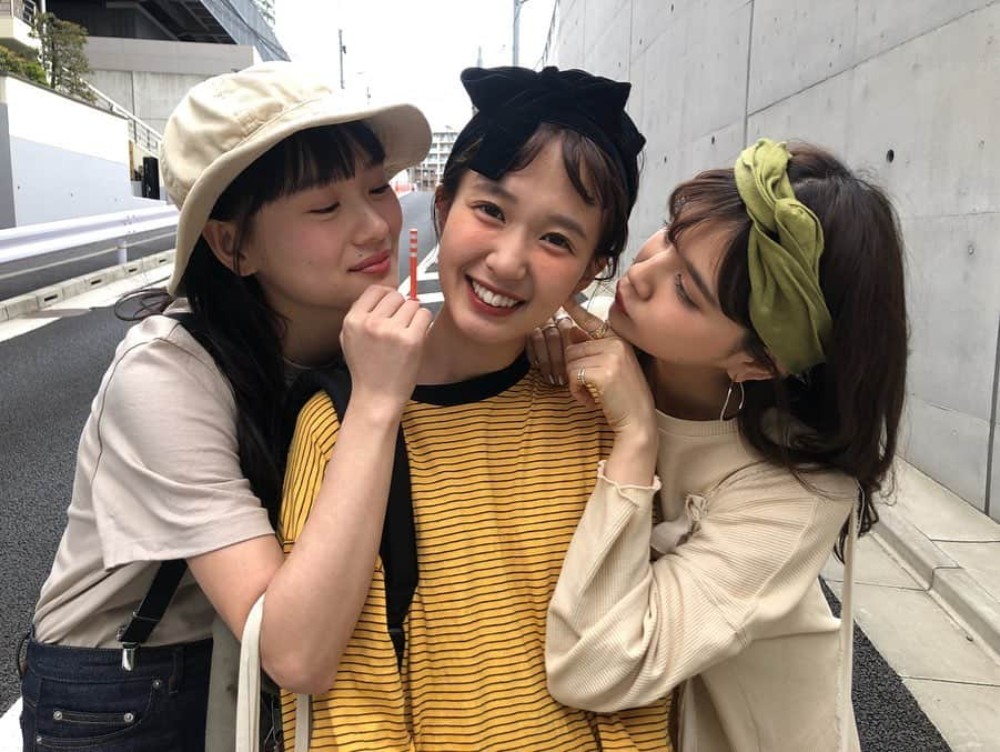 村田倫子さんのインスタグラム写真 - (村田倫子Instagram)「三姉妹。 長女、さき 次女、りんこ 末女、つじ . みんなと現場がかぶる日の撮影は 平和でたのしい、、、！ 今月もオール私服でございました。 明日は韓国にて買い付けへ〜🇰🇷 みなさん夏は何を着たいですか？ 意見を参考に色々セレクトしてします☺︎ #mer」5月11日 22時05分 - rinco1023