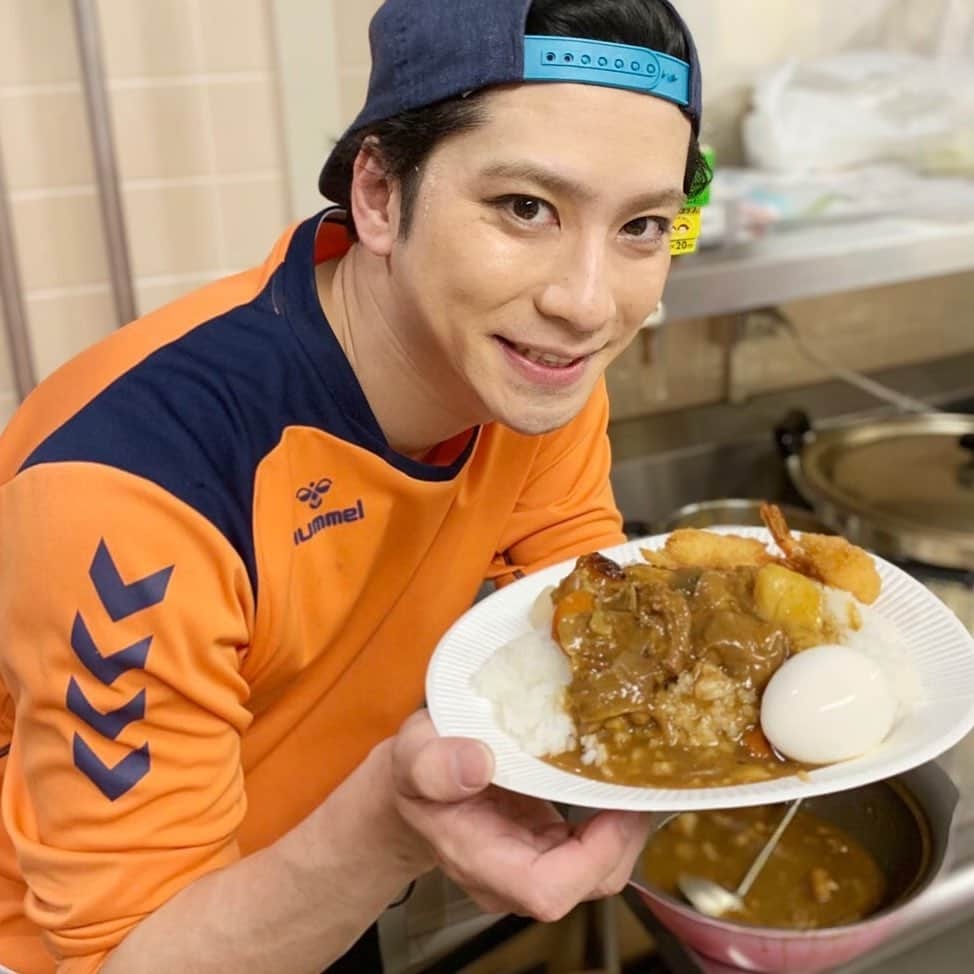 滝口幸広さんのインスタグラム写真 - (滝口幸広Instagram)「今日は青春鉄道の現場に牛すじカレーを作って行ってきました😊  夜中までかかったけどみんながおいしいって言ってくれて感謝感謝！  ちなみに使った牛すじは4キロ笑  #タキメシ#タキオメシ#牛すじカレー#青春鉄道#stardustpromotion」5月11日 22時07分 - yukihiro_takiguchi_official