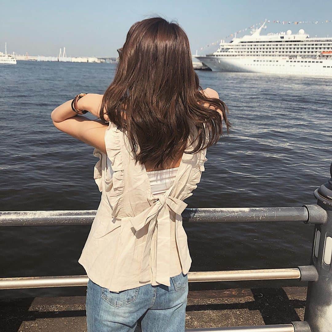のインスタグラム：「《 Saturday 》 今日は @jakely_21 でインスタライブをやってみたんだけど、みんなとお話しできて楽しかったです♡ ありがとうござました！！☺︎ ㅤㅤㅤ 質問あったお洋服は、 @to_the_sea_hawaii のtops🐋 後ろのリボンが可愛いのです！ 西銀座デパートB1 or onlinestoreでgetできるよん🌼 . #totheseahawaii」