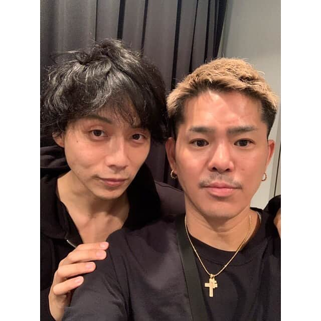 JONTEさんのインスタグラム写真 - (JONTEInstagram)「今日はすごく嬉しかったんや 知らなかった 心友が来てたよ 来るなら言えや ありがと 雄一郎 감사한다  勝矢さん、仲良くしてあげてくださいね(^^) #勝矢 #YUICHIRO #kinkybootsjp #kinkyboots」5月11日 22時09分 - jtfav