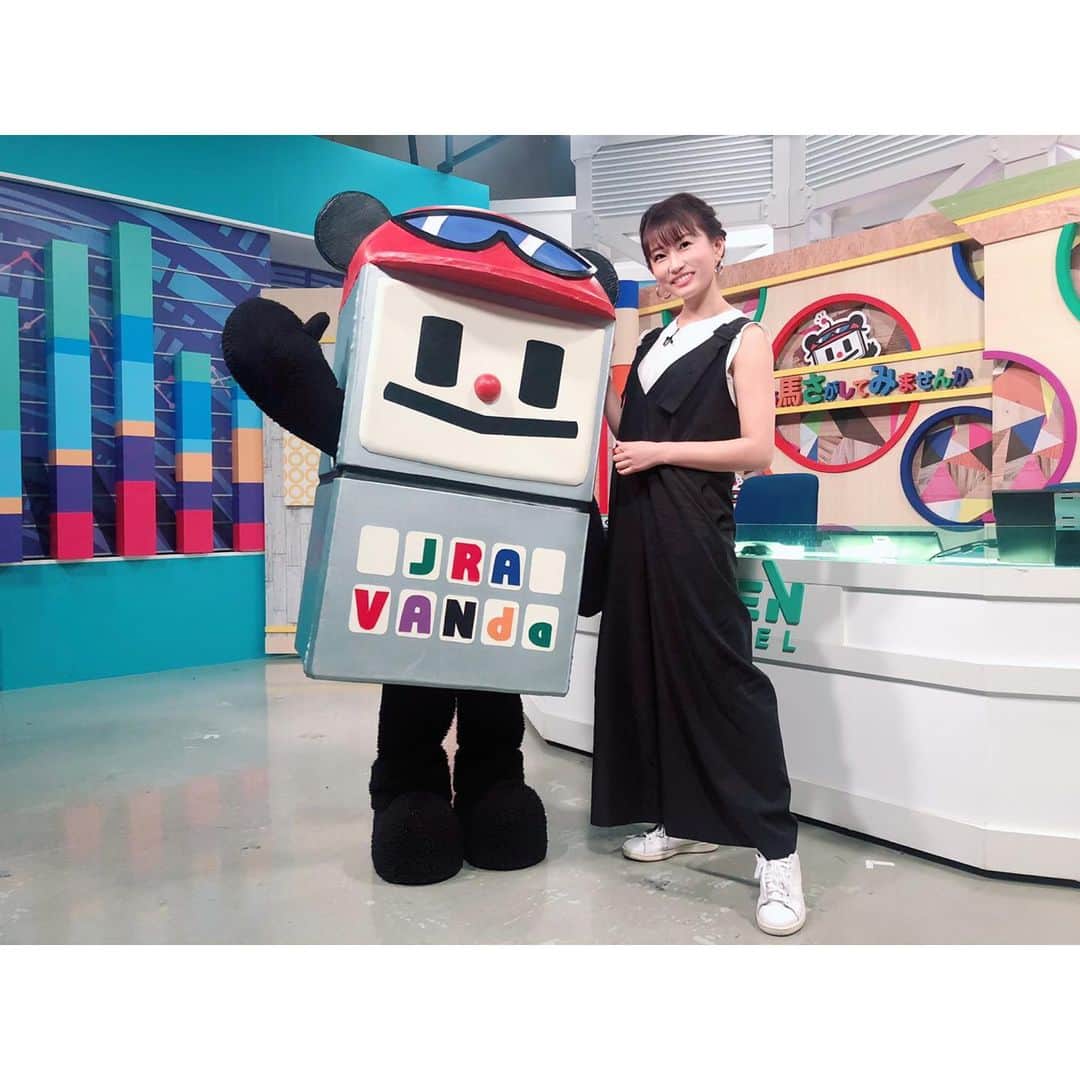 のインスタグラム：「#グリーンチャンネル #VANで勝ち馬さがしてみませんか  生放送今日もありがとうございました🥰 ⁑ 衣装は👉 @brahmin_fsf 髪は、編み込みアップにしてもらいました💕 ⁑ 明日も、最終レース後のパドックでヴィクトリアマイルレース回顧に出演させていただきます🏇💨✨ 是非お越し下さいね💕 ⁑ #新潟千直 #千直マスター #VANで勝ち馬さがしてみませんか #競馬 #競馬番組 #競馬予想  #ヴィクトリアマイル #衣装 #コーデ #コーディネート #春コーデ  #オールインワン #オールインワンコーデ  #coordinate #ootd #outfitoftheday #fashion #horseracing #keiba #umajo #talent #tokyo #japan #japanesegirl #まりなる #津田麻莉奈」