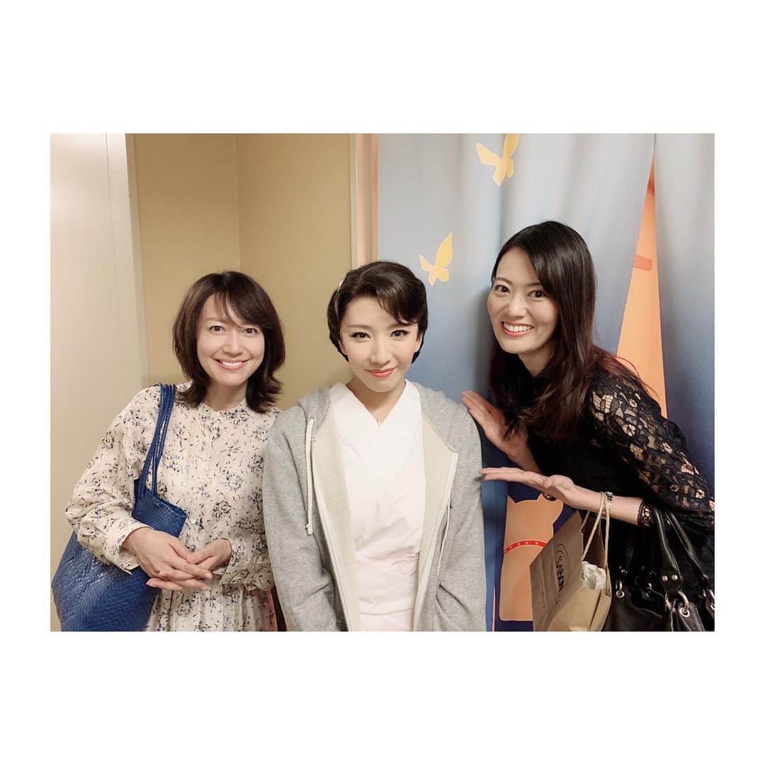 煌月爽矢のインスタグラム：「.﻿ .﻿ 明治座に細雪を観に行ってきました。﻿ ようこりんと٩(●˙▿˙●)۶﻿ 髪切ってさらに美人だった！！﻿ ﻿ ﻿ ﻿ そして、舞台。﻿ あさこさんの雪子が可愛くて可愛くて…✨✨﻿ ﻿ オフのあさこさんは面白いし、器の大きさを肌身に感じられる方ですが…﻿ 繊細で女性らしい雪子の役も内から出てる自然さを感じちゃいました。﻿ ﻿ 【可愛い】よりも【可愛らしい】っていう表現が当てはまります。﻿ ﻿ ﻿ ﻿ そして、雪子モードでいらっしゃったので楽屋でもいつもよりおしとやかな感じでした😝❤️﻿ だって、いつもあさこさんは私と写真撮ってくださる時嫌そうな顔して写るのに（笑）見てください、2枚目の奇跡❤️（笑）﻿ ﻿ ﻿ 彩星のりおん氏に2枚目を見せたら【由貴の方が上級生みたいなポーズ取ってるやん('ﾛ'('ﾛ'('ﾛ'('ﾛ' )!!!】って言われた😂﻿ やばい、たしかに。﻿ 知らずに調子に乗っていたとは😅﻿ スミマセンデシタ😲 ﻿ ﻿ 細雪は初めて観劇しましたが、時代の雰囲気が凄く良く伝わってきて、大事件があったりする訳ではないのに流れるように進む日常と、その中の浮き沈みがなんとも心に残る素敵な舞台でした！！﻿ ﻿ ﻿ #瀬奈じゅん さん﻿ #舞台の着物のお衣装が全て圧巻﻿ #日本の若草物語﻿ #雪子の運命の出会いからの結婚﻿ #いーな﻿ #私も落し物探そうかな #笑﻿」