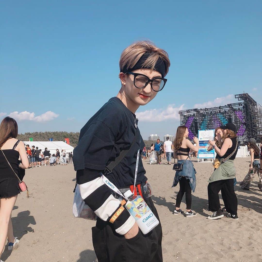 のインスタグラム：「EDC Japan 2019 DAY1 楽しすぎた😭😭😭 ・ 明日もはしゃぎまくるぞ😏 ・ 🖤🖤🖤🖤🖤#데일리룩 #데일리룩코디 #패션 #패션스타그램 #오오티디 #옷스타그램 #아웃핏 #코디 #옷 #오늘뭐입지 #오오티디 #데일리룩 #패션 #옷스타그램 #패션스타그램 #코디스타그램 #인스타그램 #일상 #일상스타그램 #일상그램 #일상기록 #데일리 #데일리그램 #인스타데일리」