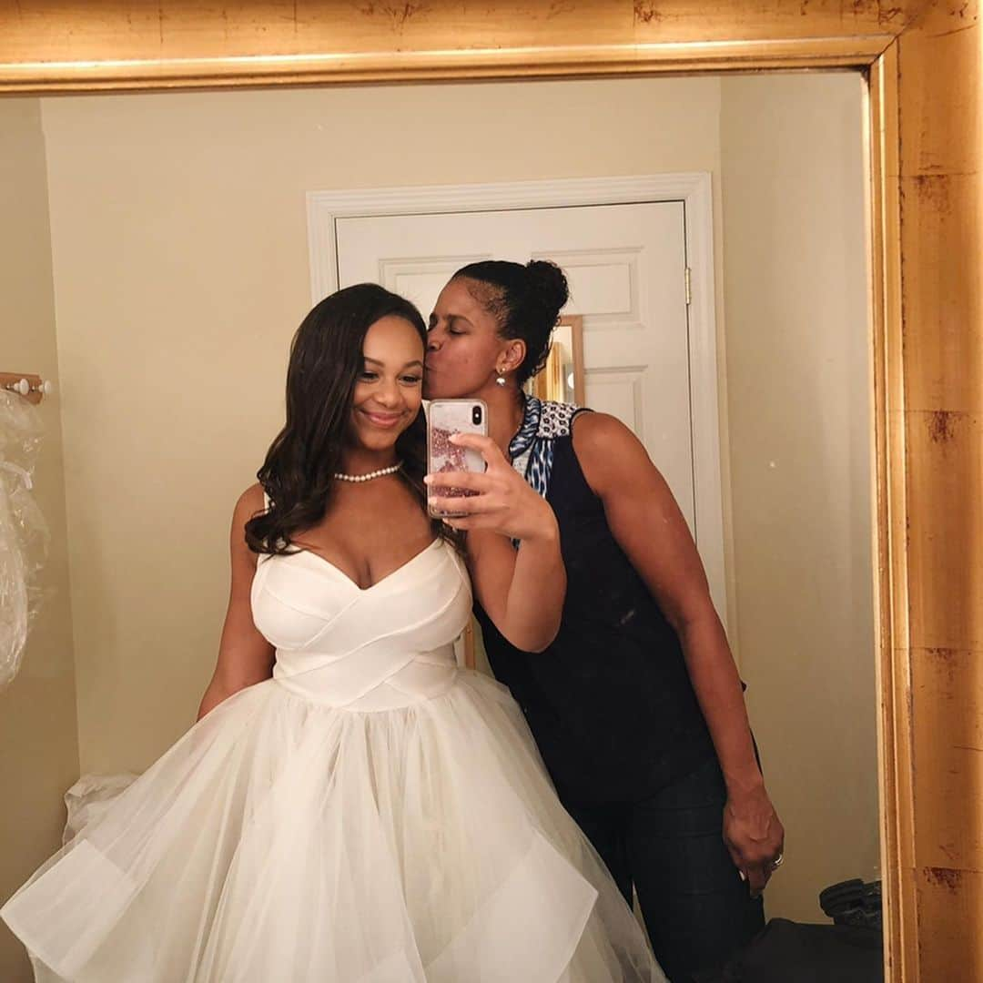 Nia Sioux Frazierさんのインスタグラム写真 - (Nia Sioux FrazierInstagram)「Thank you for being the best mom, role model, and best friend in the whole entire world. I can’t wait to travel the world even more and go on the many adventures life has in store for us! Love you so much and happy birthday❤️」5月11日 22時14分 - niasioux