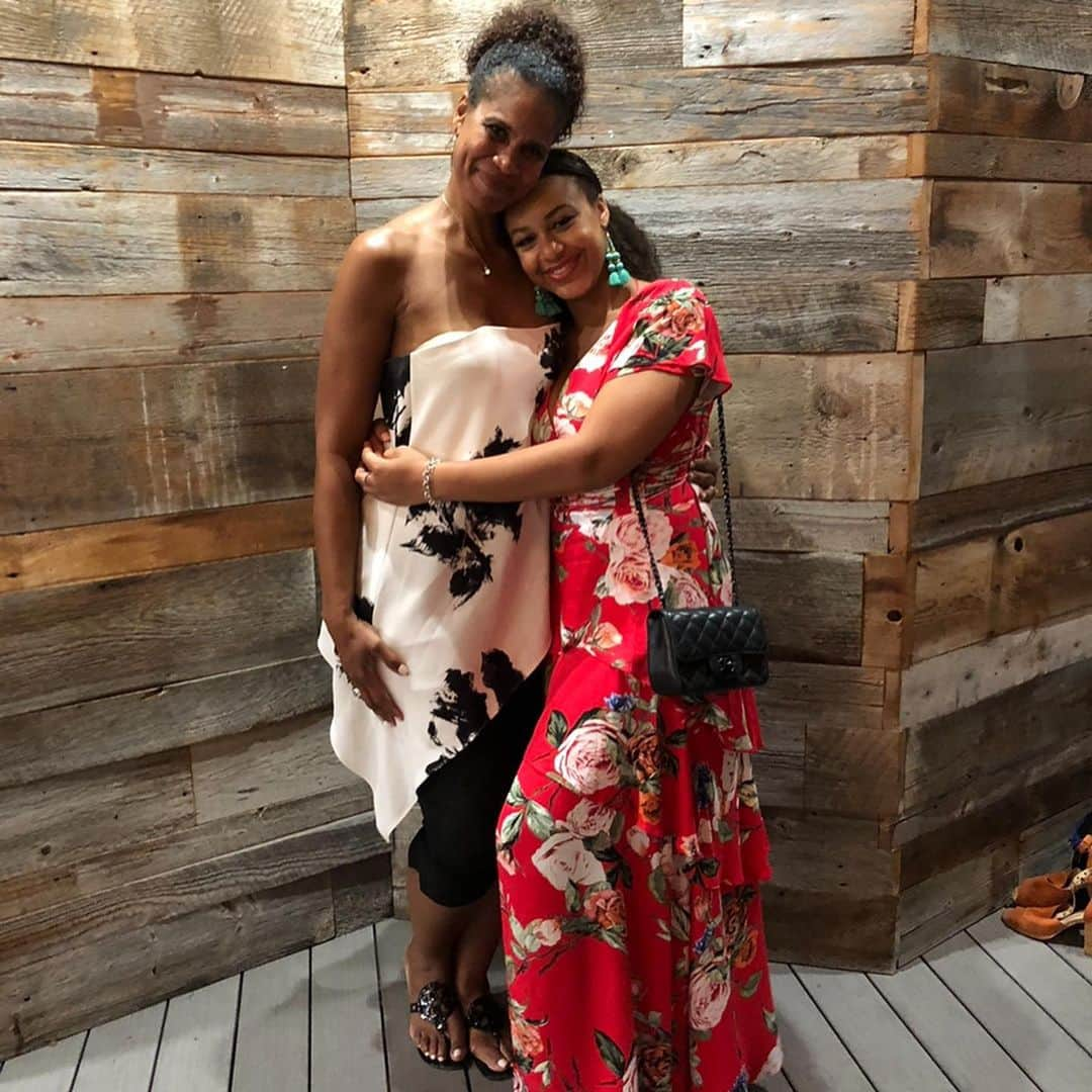 Nia Sioux Frazierさんのインスタグラム写真 - (Nia Sioux FrazierInstagram)「Thank you for being the best mom, role model, and best friend in the whole entire world. I can’t wait to travel the world even more and go on the many adventures life has in store for us! Love you so much and happy birthday❤️」5月11日 22時14分 - niasioux