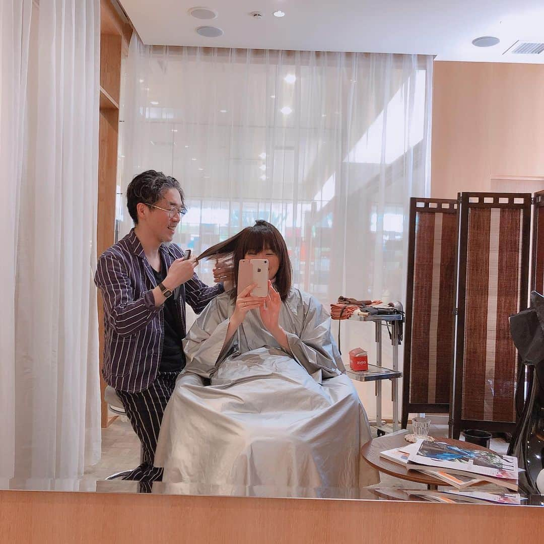 今井美穂さんのインスタグラム写真 - (今井美穂Instagram)「昨日はなんだか﻿ 何やってもうまくいかない日で﻿ もやもや。。。﻿ ﻿ でも皆さんから共感してもらえたり﻿ 励ましてもらえたりで元気でました😊﻿ ありがとうございます🙇‍♀️✨﻿ ﻿ そんな本日は﻿ パパに息子をお任せして美容院タイム﻿ ﻿ カット&パーマですっきり〜💕﻿ 優しくて面白いスタッフさんばかりの癒しのサロン﻿ なんだか素敵なお話も聞けて心がほっこり😊﻿ ﻿ アヴェダのブラシお気に入り✨﻿ 頭皮マッサージにもなるし﻿ リフレッシュしたい時にオススメです👍﻿ ﻿ 幸せなリラックスタイムでした✨😊﻿ ﻿ もうすぐ終わるというところでSOSが！﻿ グズってグズって仕方ないみたい😂﻿ 最近の息子はとにかく抱っこ&おっぱいなので﻿ 一人でみててくれたパパ本当にお疲れ様でした🙇‍♀️﻿ ﻿ しかも哺乳瓶でミルクを嫌がるようになってきた﻿ どうしよ〜😭﻿ ﻿ 泣き疲れた息子とはいちーず﻿ 待っててくれてありがとね！😭💕﻿ ﻿ #ヘアサロン﻿ #カエルムアヴェダ﻿ #癒しのサロン﻿ #アヴェダ #パドルブラシ﻿ #生後3ヶ月 #息子﻿ #男の子ママ ﻿ ﻿」5月11日 22時15分 - imaimiho1209