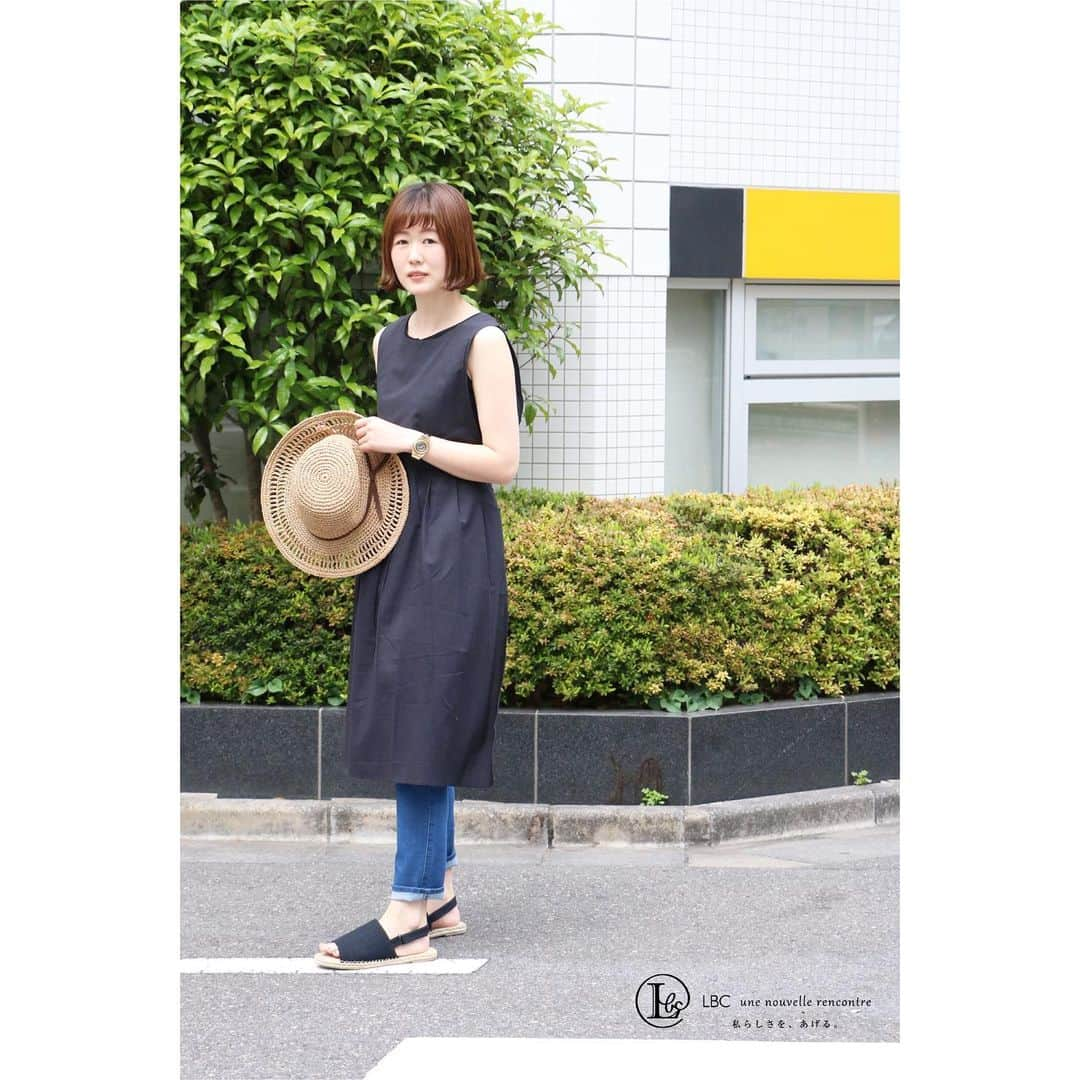 lbcmarketさんのインスタグラム写真 - (lbcmarketInstagram)「【NEWARRIVALS】 >>>>>>APRON 3WAY ONEPIECE .  サイドに付いたリボンで3つの着方が楽しめるワンピース . ①サイドはそのままゆったりスタイル ②後ろで結んでスタイルアップ ③前で結んでフロントにらアクセントを .  名前の通りエプロンのようにサイドが開いているので、重ね着した時も窮屈さがなく、レイヤードも自由自在 .  レギンスやリブパンツなどと合わせてゆったり着たいアイテムです .  lbcmarket #lbc_market #lbcwithlife #lbc #newarrivals #onepiece #dress #3way #cordinate #fashion #ootd #ファッション #コーディネート #ワンピース #ワンピースコーデ #新作 . 【LBC_photo】 LBC公式オンラインストアにて 皆さまのInstagramで下記のハッシュタグ #lbc  #lbcwithlife #lbcmarket #lbc_market 投稿している写真を紹介しております♪ 紹介時にはLBCスタッフからご連絡後、 皆さまの写真を掲載させていただきます 皆さまの素敵なLBC を是非投稿してみてください♪」5月11日 22時21分 - lbc_official_