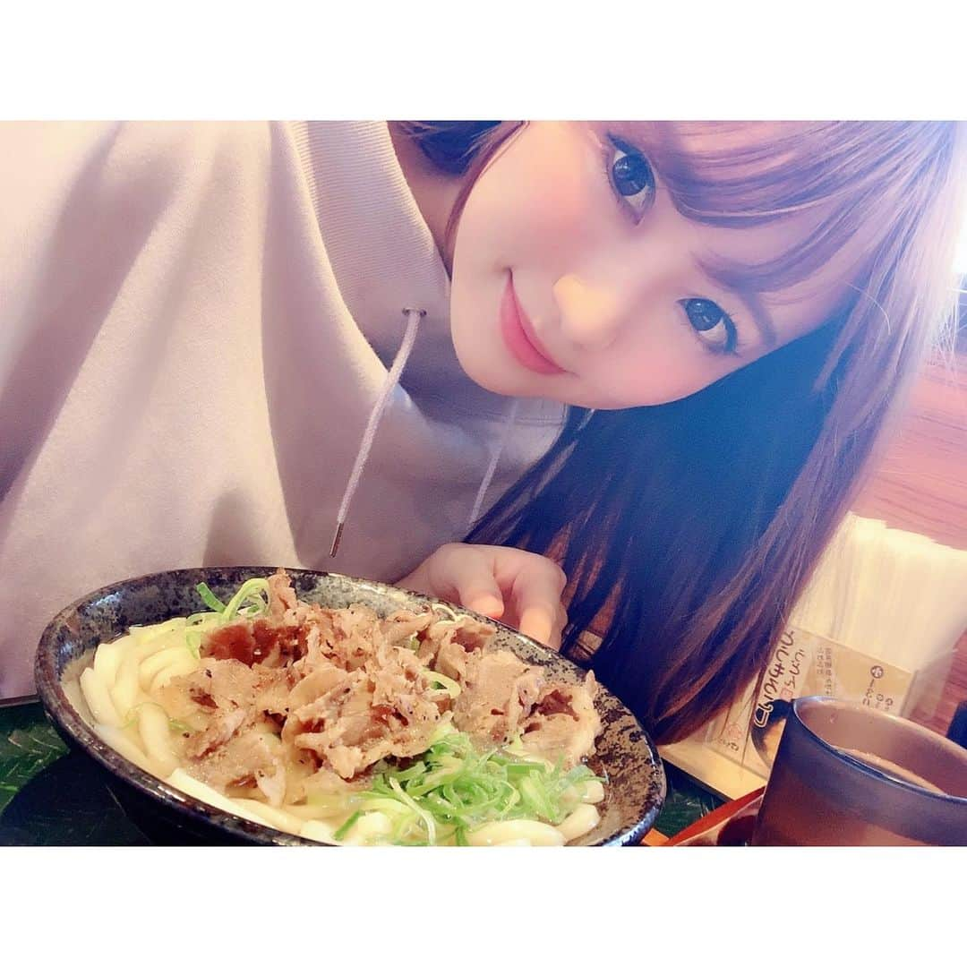 小越しほみさんのインスタグラム写真 - (小越しほみInstagram)「暑すぎてとりあえずはなまるうどんで冷たい麺食べましょうってなって #塩豚ねぎうどん 頼んだらめっちゃおいしかった！ また食べよう。 ・ ただ大阪行ったのにまったく大阪らしくはなかったしなんなら冷たくもなかった‪笑 冷たい麺頼むつもりでお店入ったのにめっちゃ熱かったなんなんあほなの私...おいしかったチクショウ...🤦‍♀️ ・ #はなまるうどん #昼ごはん #うどん #instafood #food #lunch #selfie #ミスチョイス #よくある」5月11日 22時18分 - shihomi1129